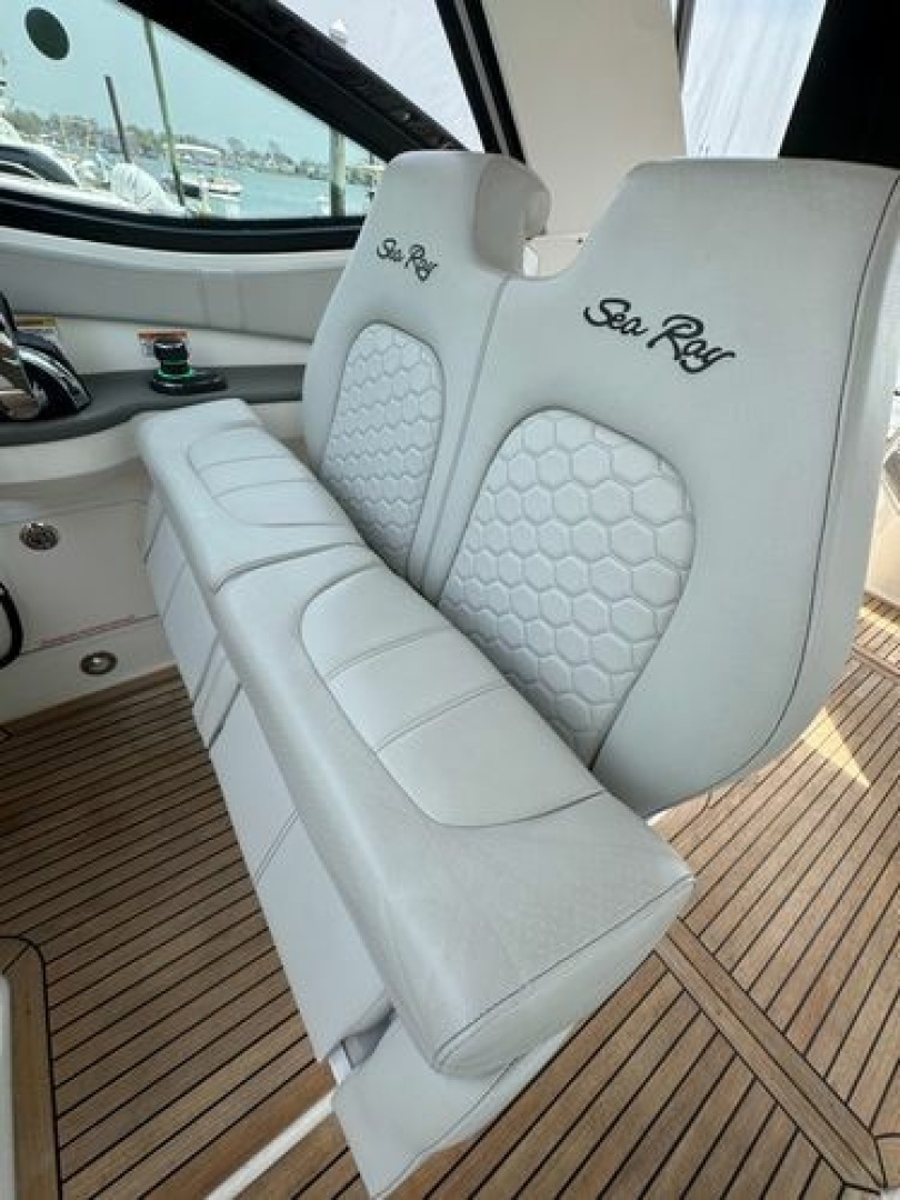 2021 Sea Ray Sundancer 320 Outboard - Image 13
