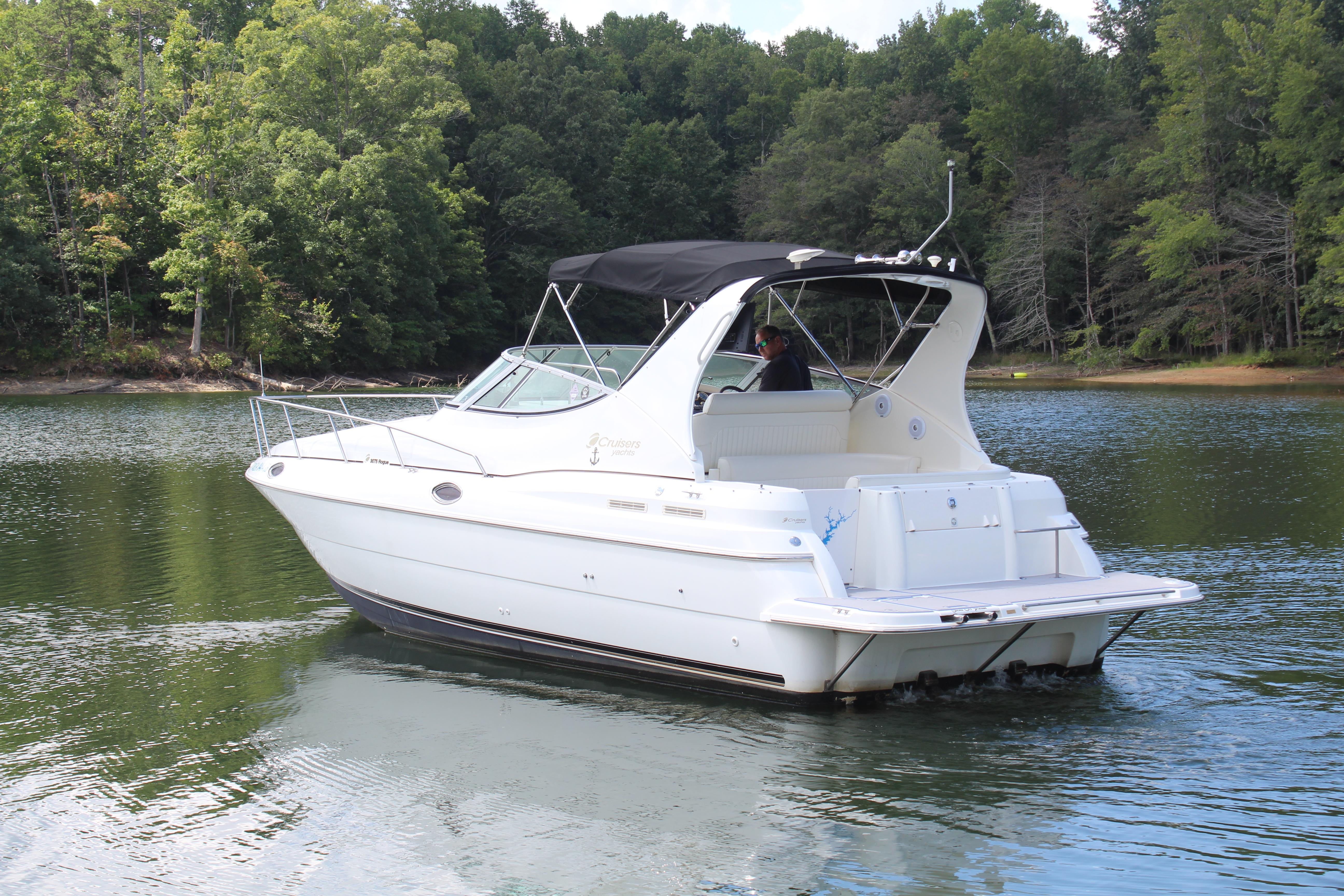 1999 Cruisers Yachts 3075 Rogue - 2