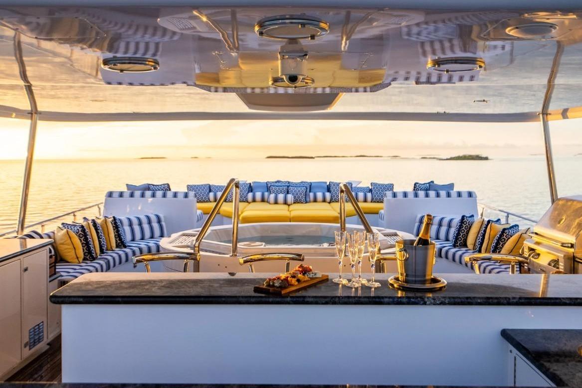 SUNDECK HOT TUB