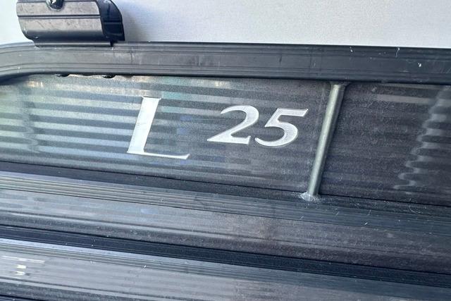 Bennington L Bowrider 25 Quad Bench, 2021 model, close-up of L 25 emblem.