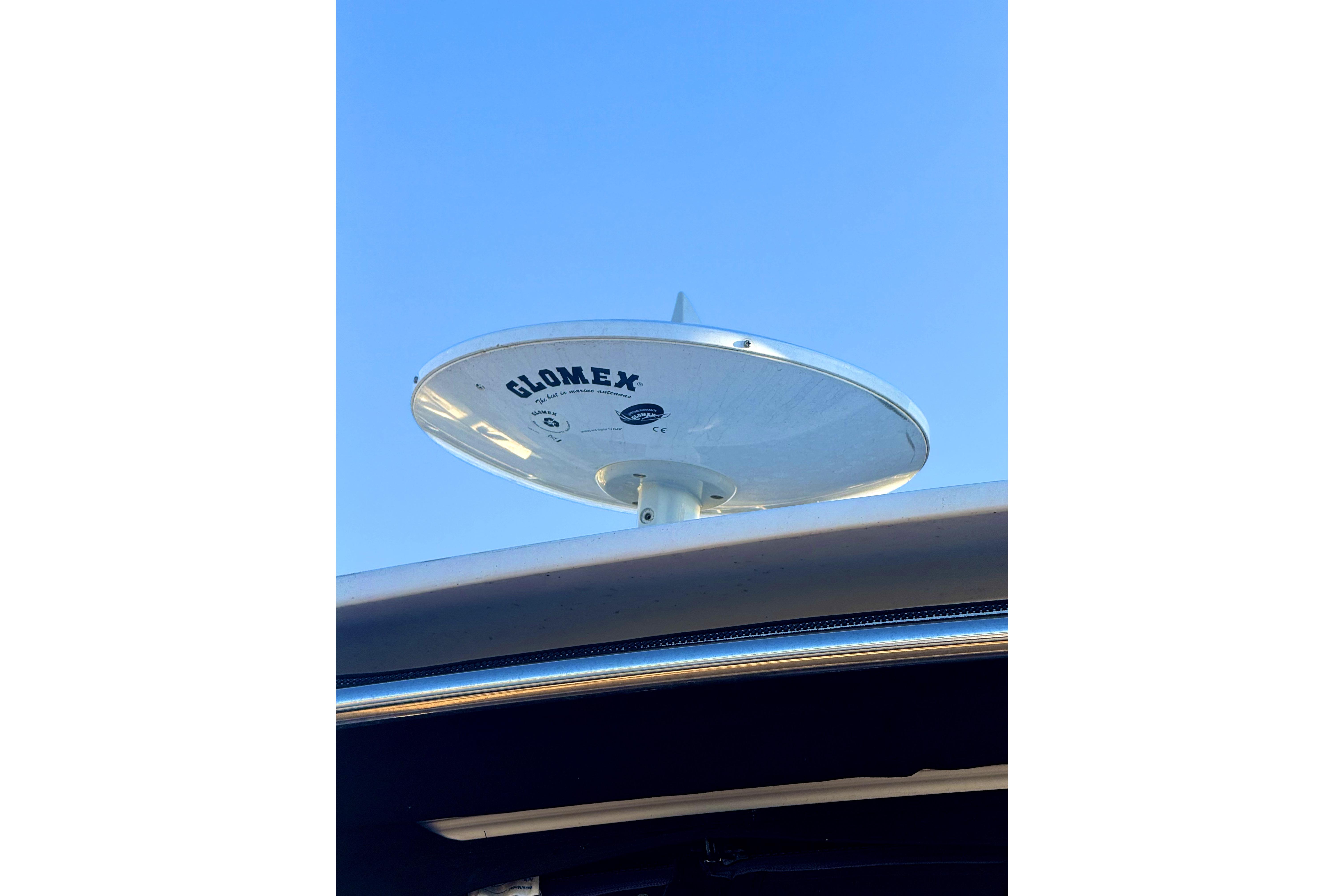Glomex antenna on 2021 Sea Ray Sundancer 350 against clear blue sky.
