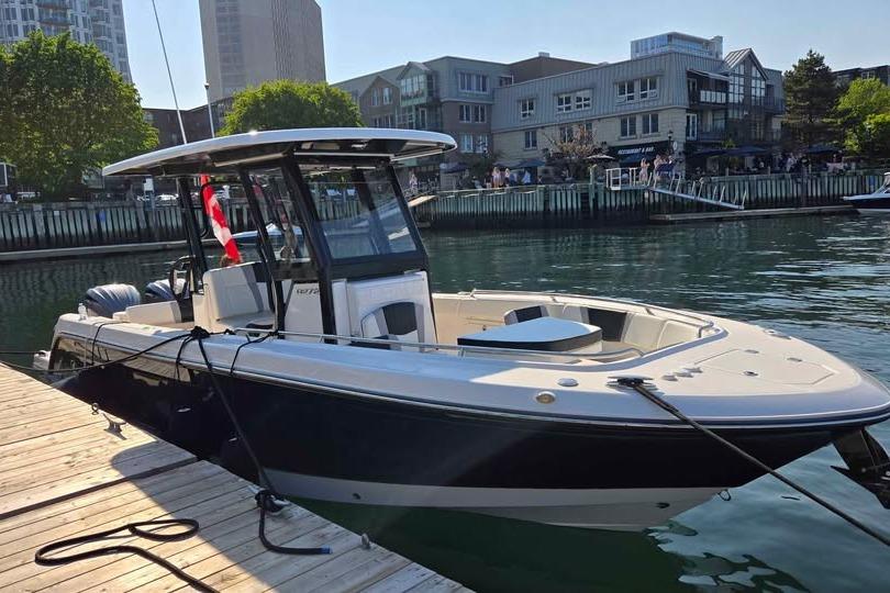 2023 Robalo R272 Center Console