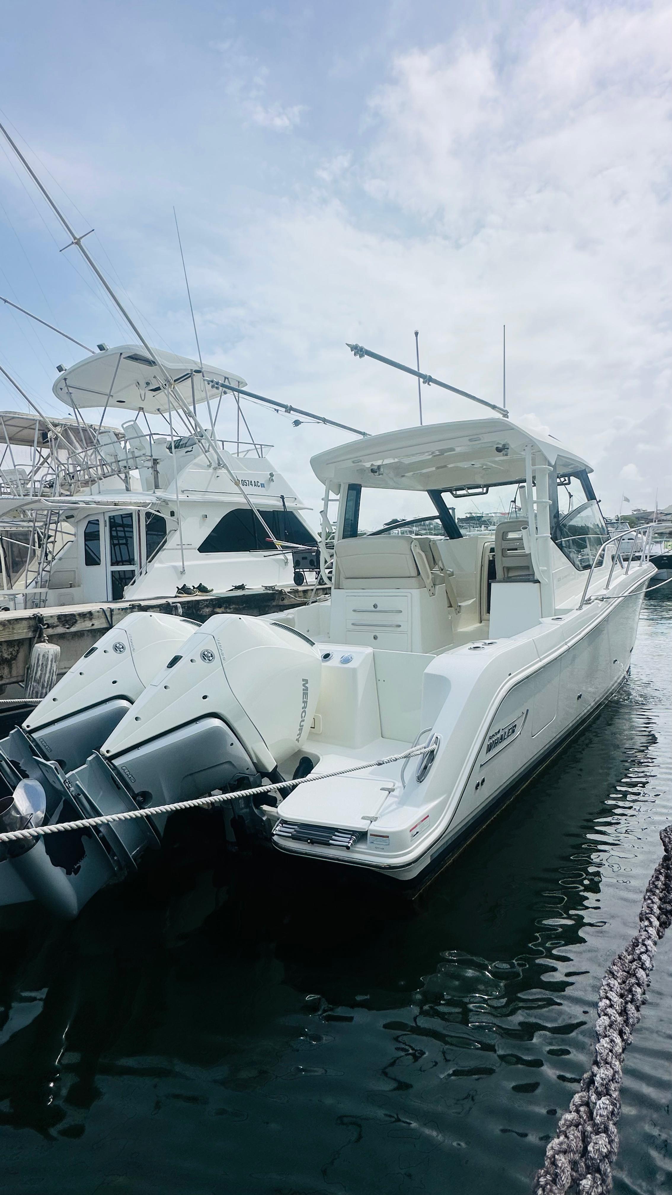 2021 Boston Whaler 325 Conquest