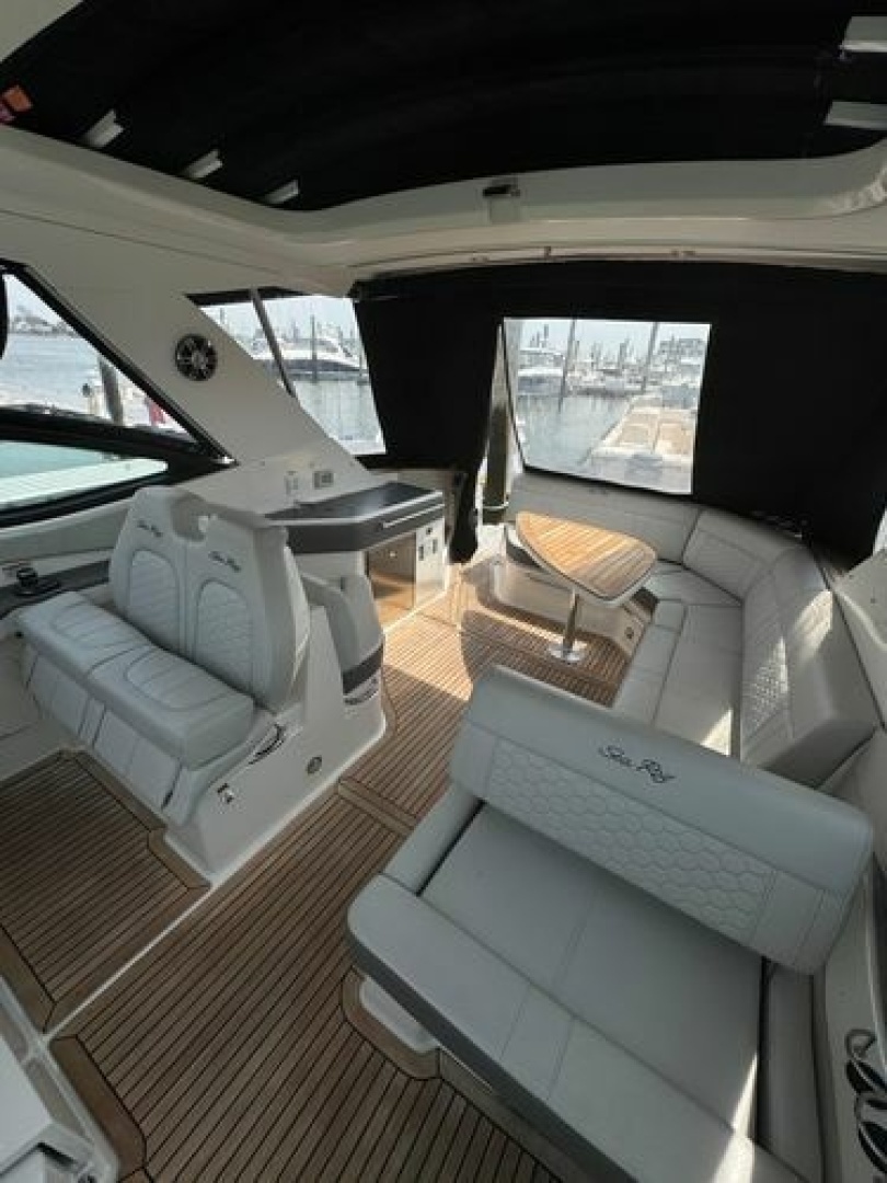 2021 Sea Ray Sundancer 320 Outboard - Image 12