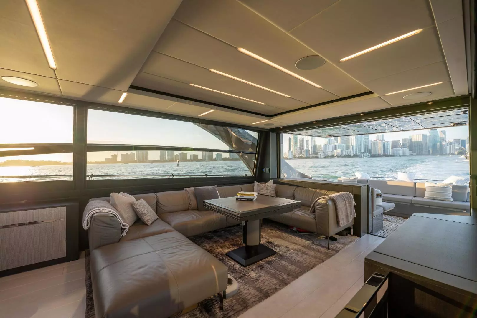 2021 Pershing 8X - Image 9