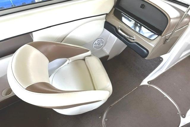 Interior of 2007 Four Winns 200 Horizon boat, featuring a stylish, cushioned seat.
