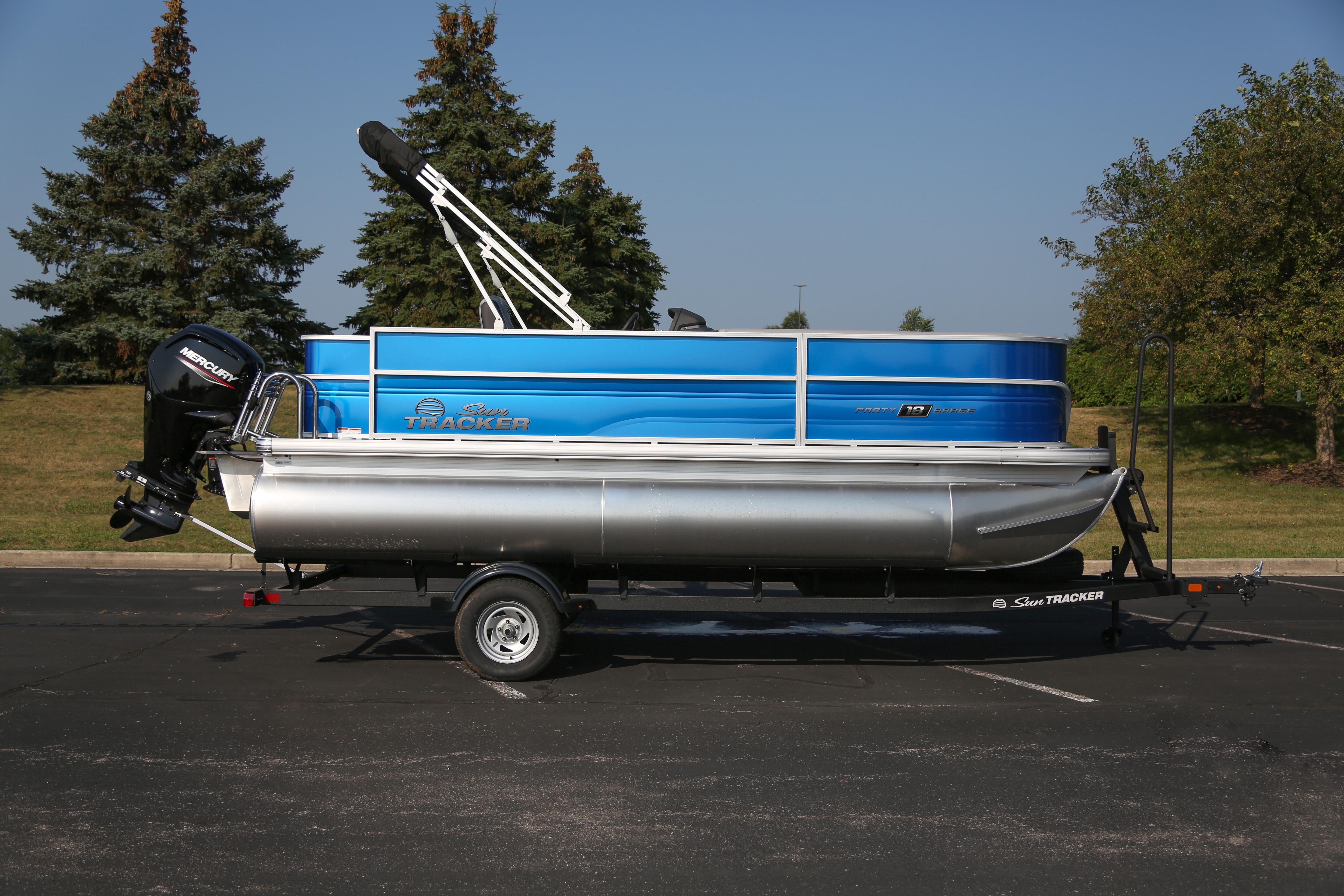2026 Sun Tracker Party Barge 18 DLX