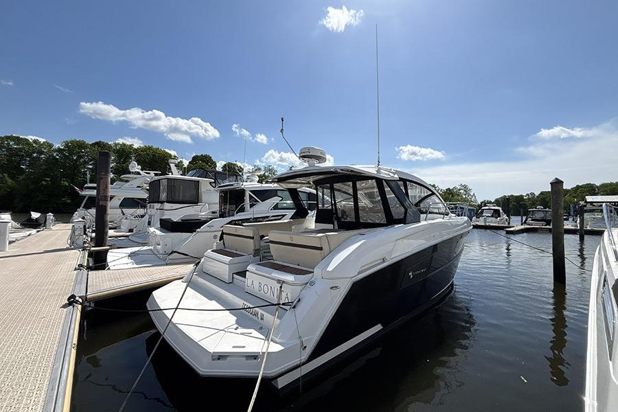2016 Cruisers Yachts 390 Express Coupe