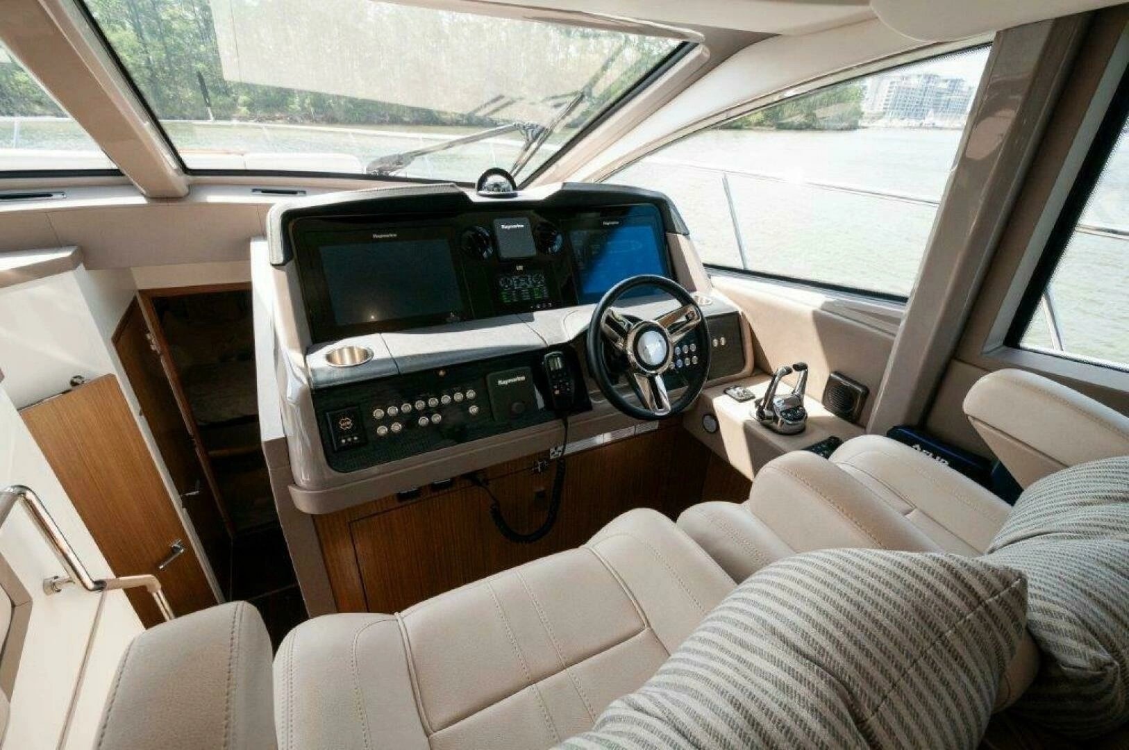 2018 Sea Ray L550 Flybridge - Image 30