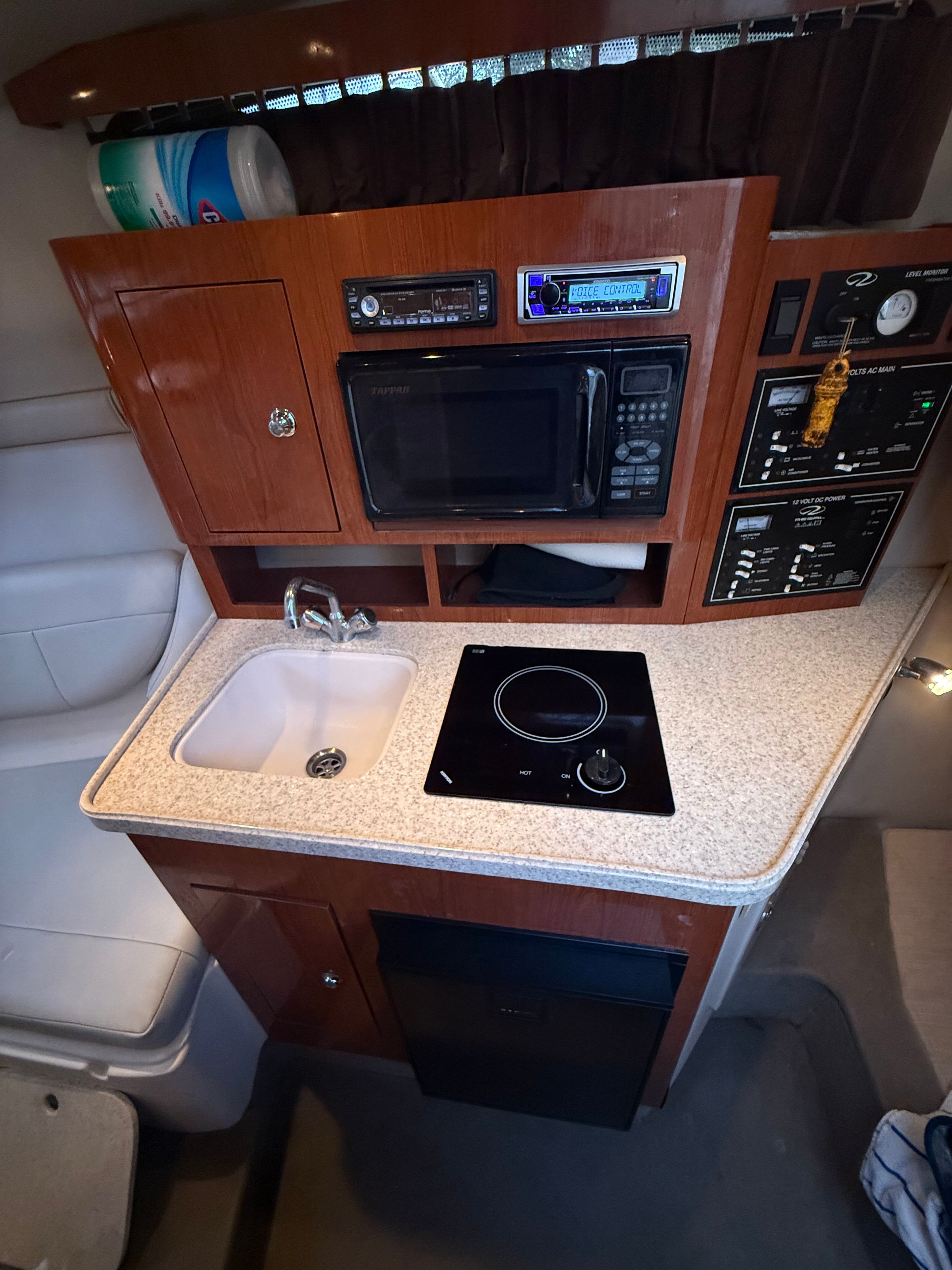 2006 Regal 2565 Window Express - 16