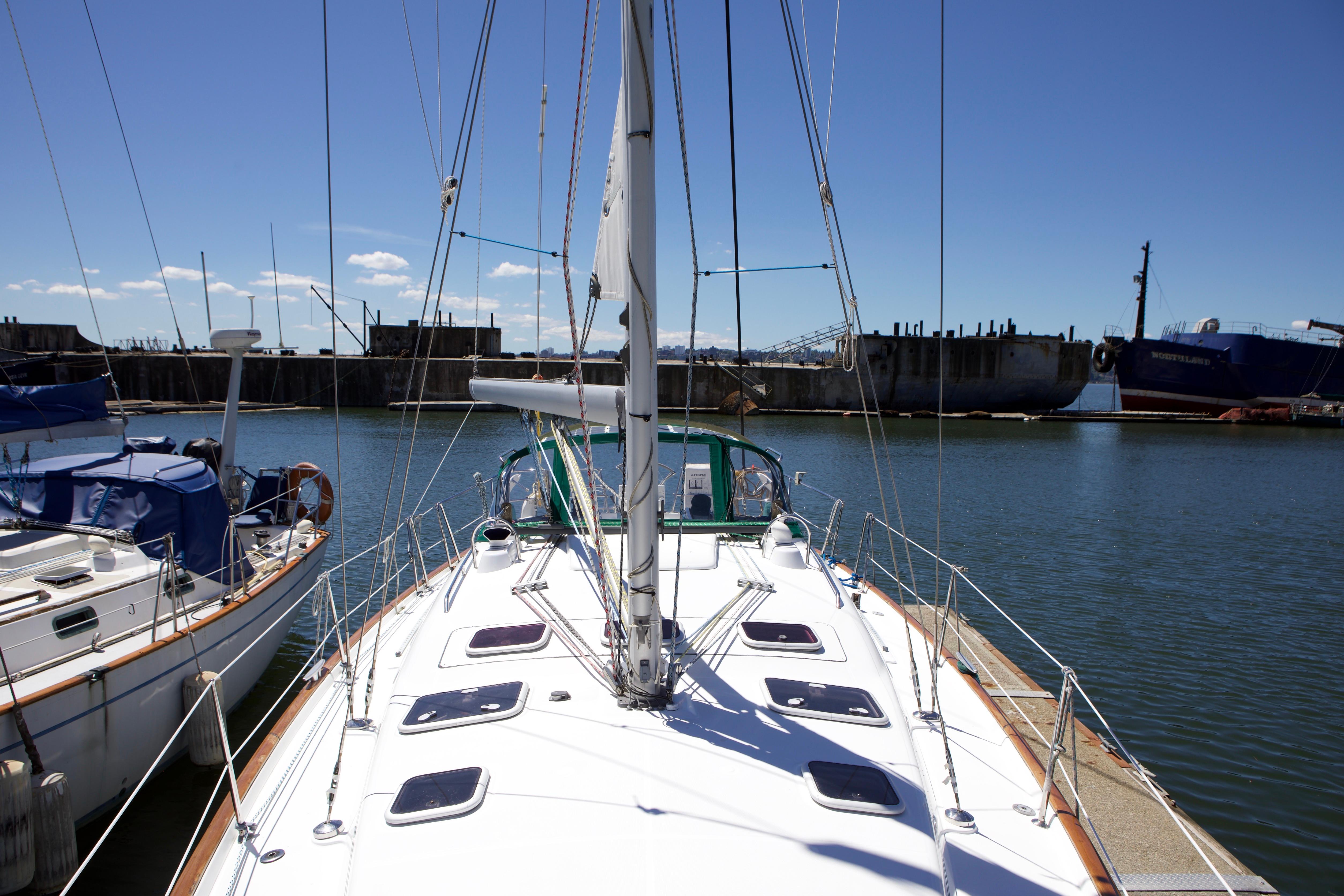 2005 Beneteau 423 sailboat docked in a marina under clear blue skies.