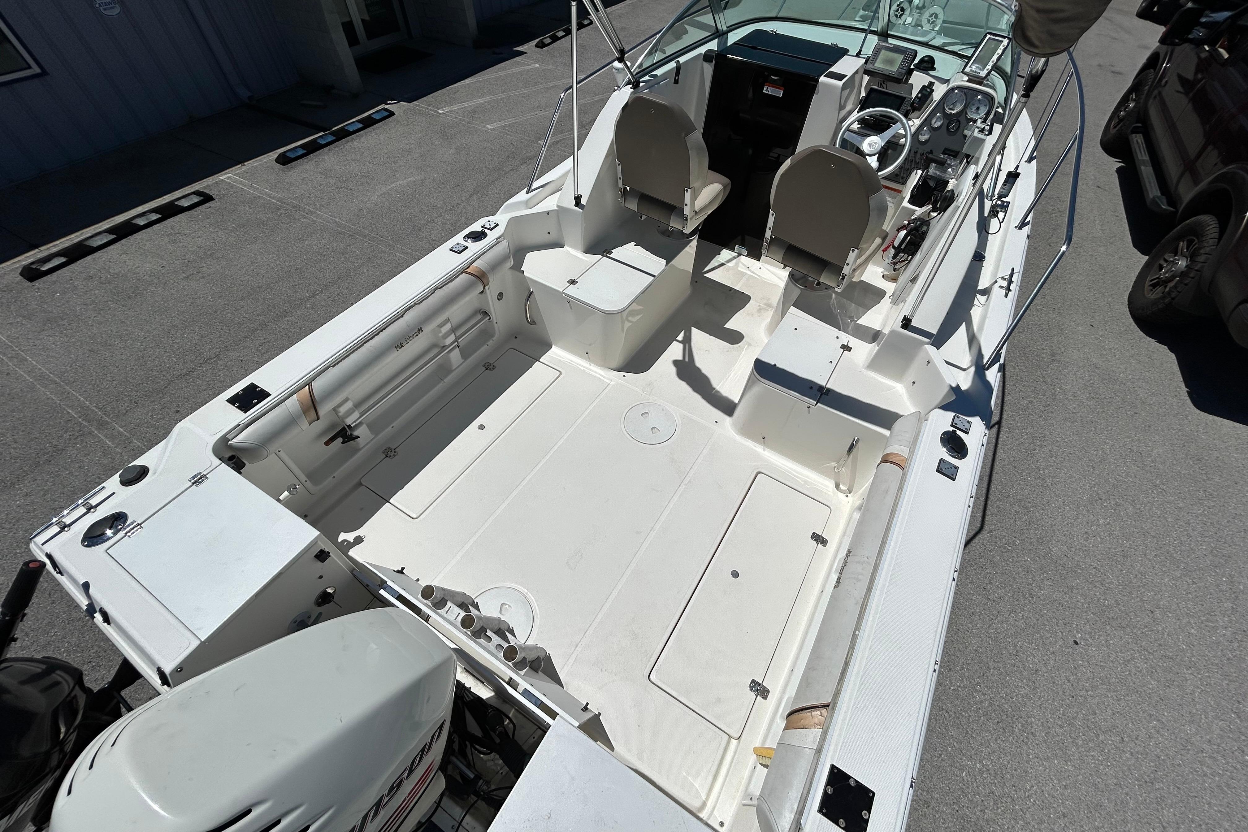 2003 Wellcraft 220 Coastal boat interior with seating and control panel.