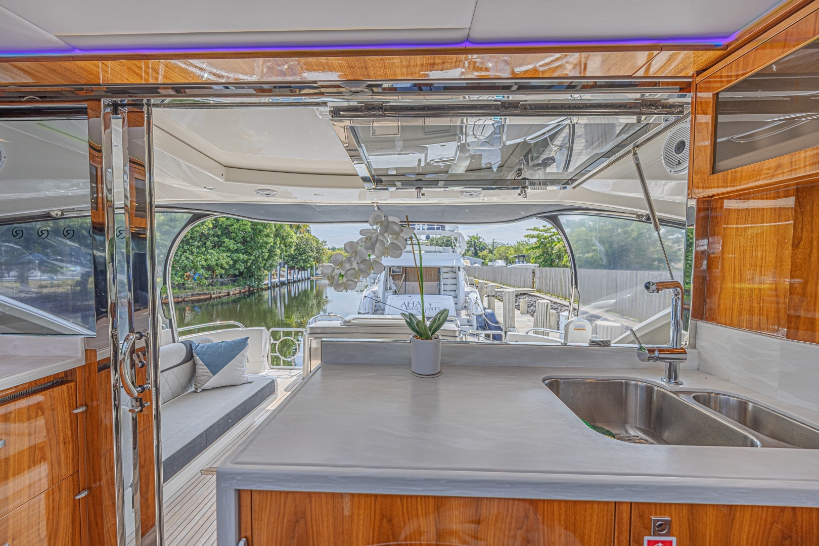 2021 Riviera 6000 Motor Yacht - Image 40