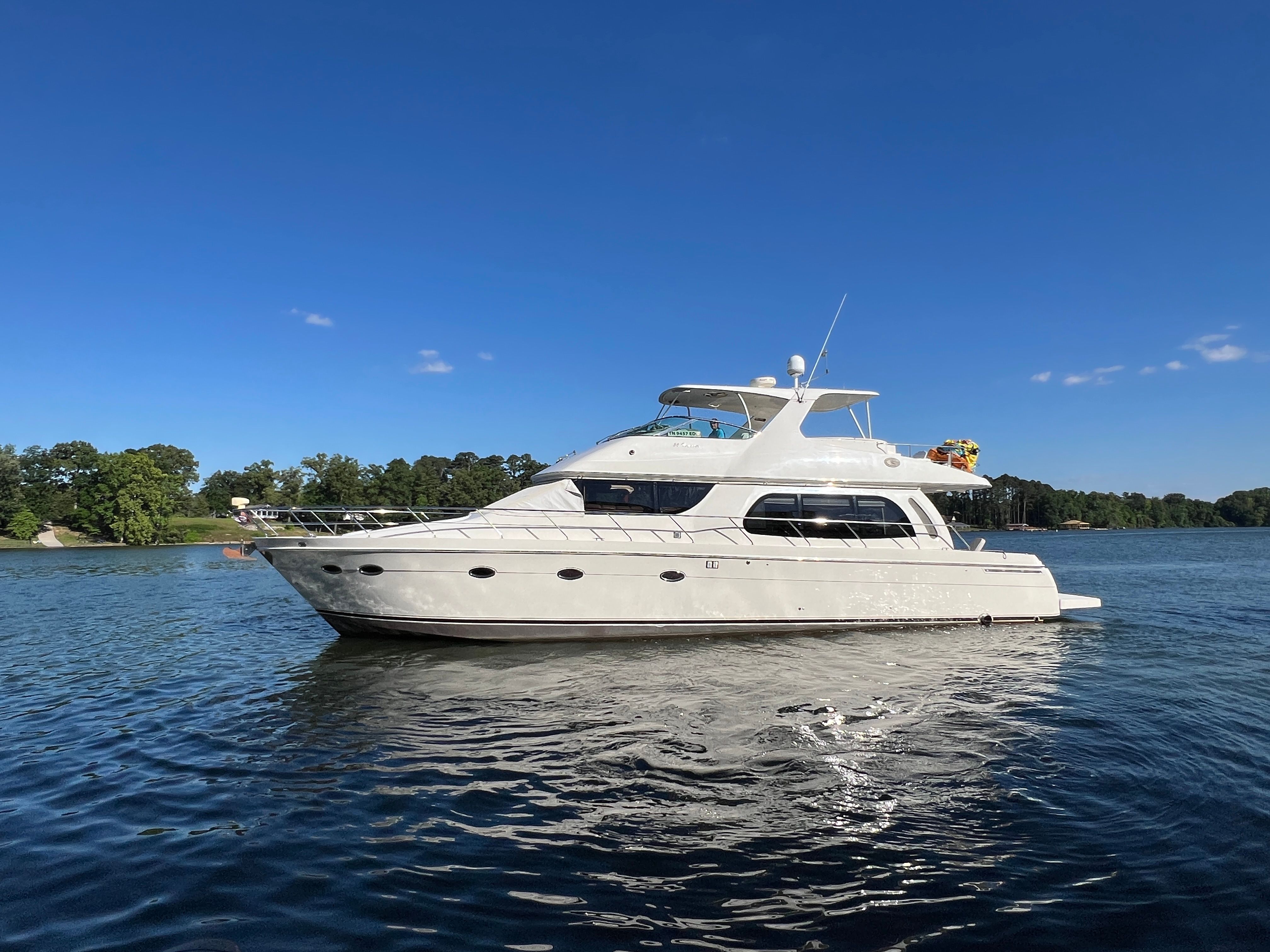 2005 Carver 560 Voyager Sky on calm water.