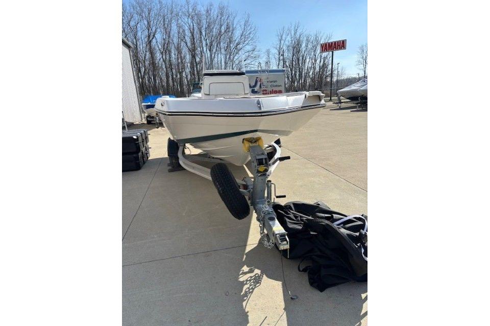 2022 Yamaha Boats 195 FSH Deluxe on trailer in outdoor dealership lot.