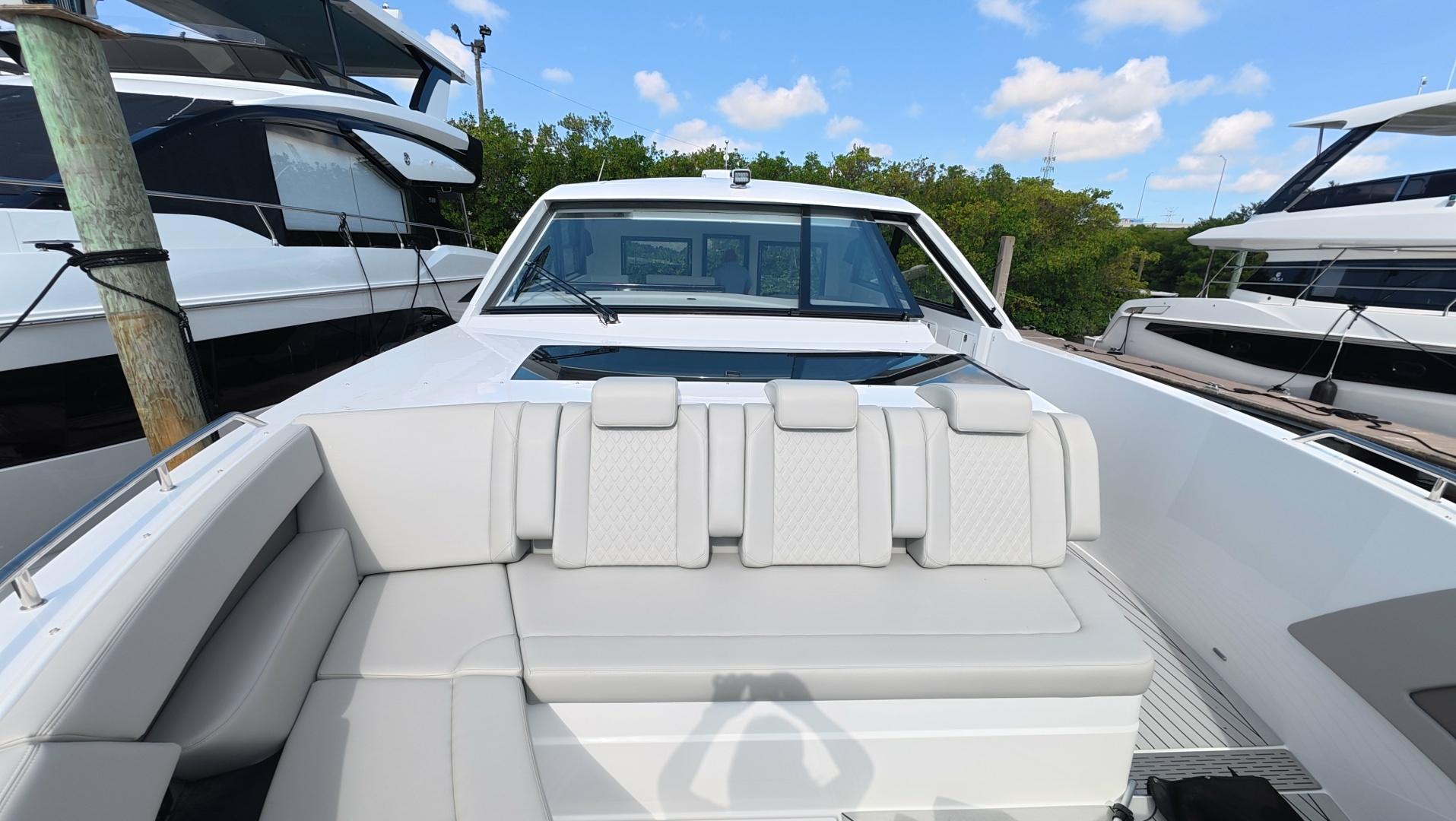 2026 Cruisers Yachts 50GLS OB - Image 27