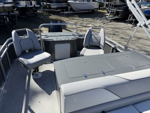 2026 Tahoe Sport 85 Rear Fish 23 - 12
