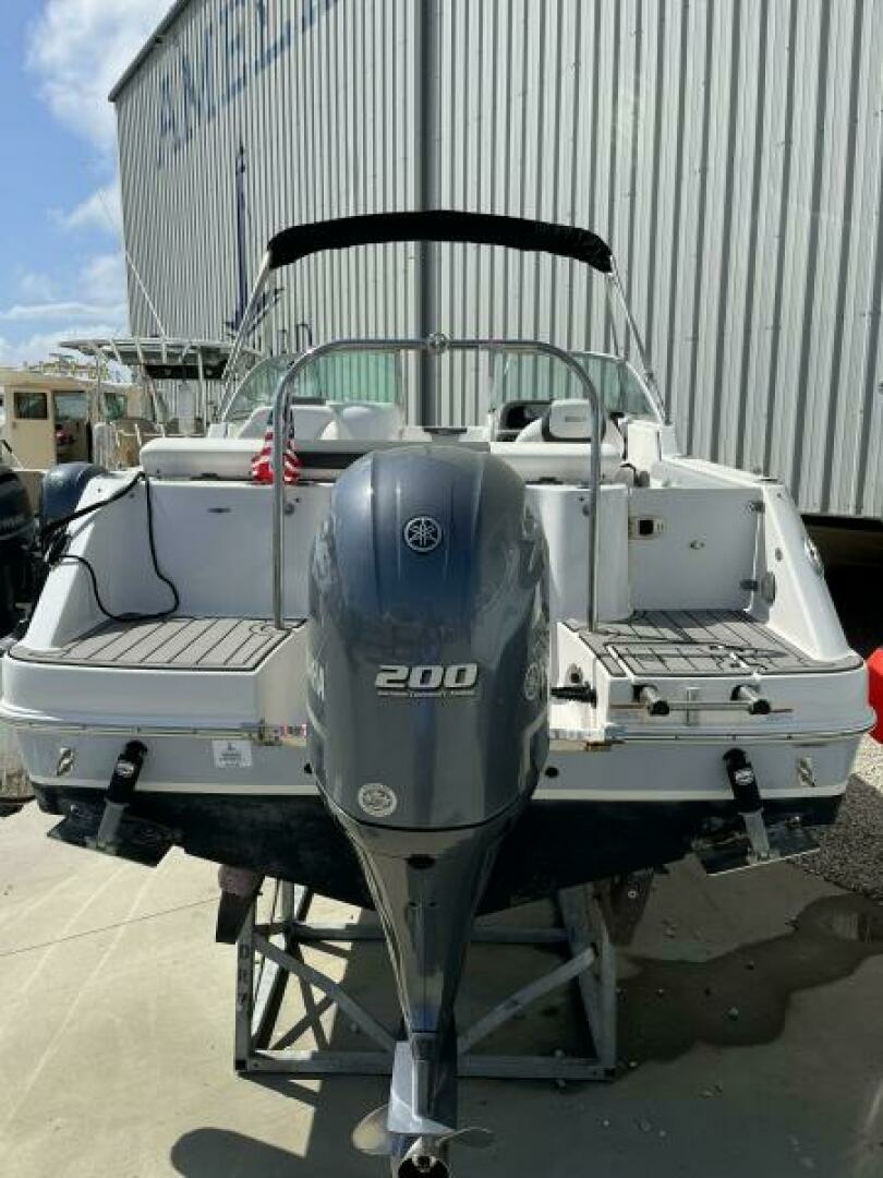 2023 Robalo R227 - Image 8