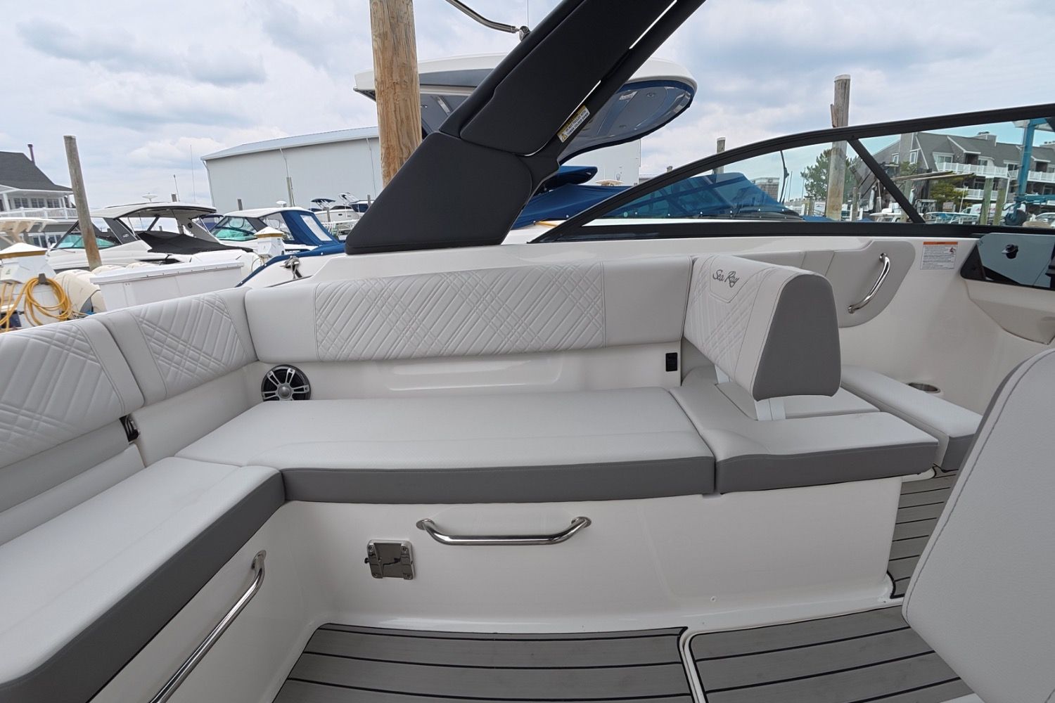 2026 Sea Ray SDX 270 Outboard - 9