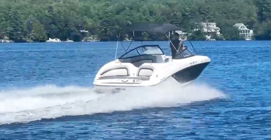 Yamaha 212SS boat from 2010 speeding on a lake.