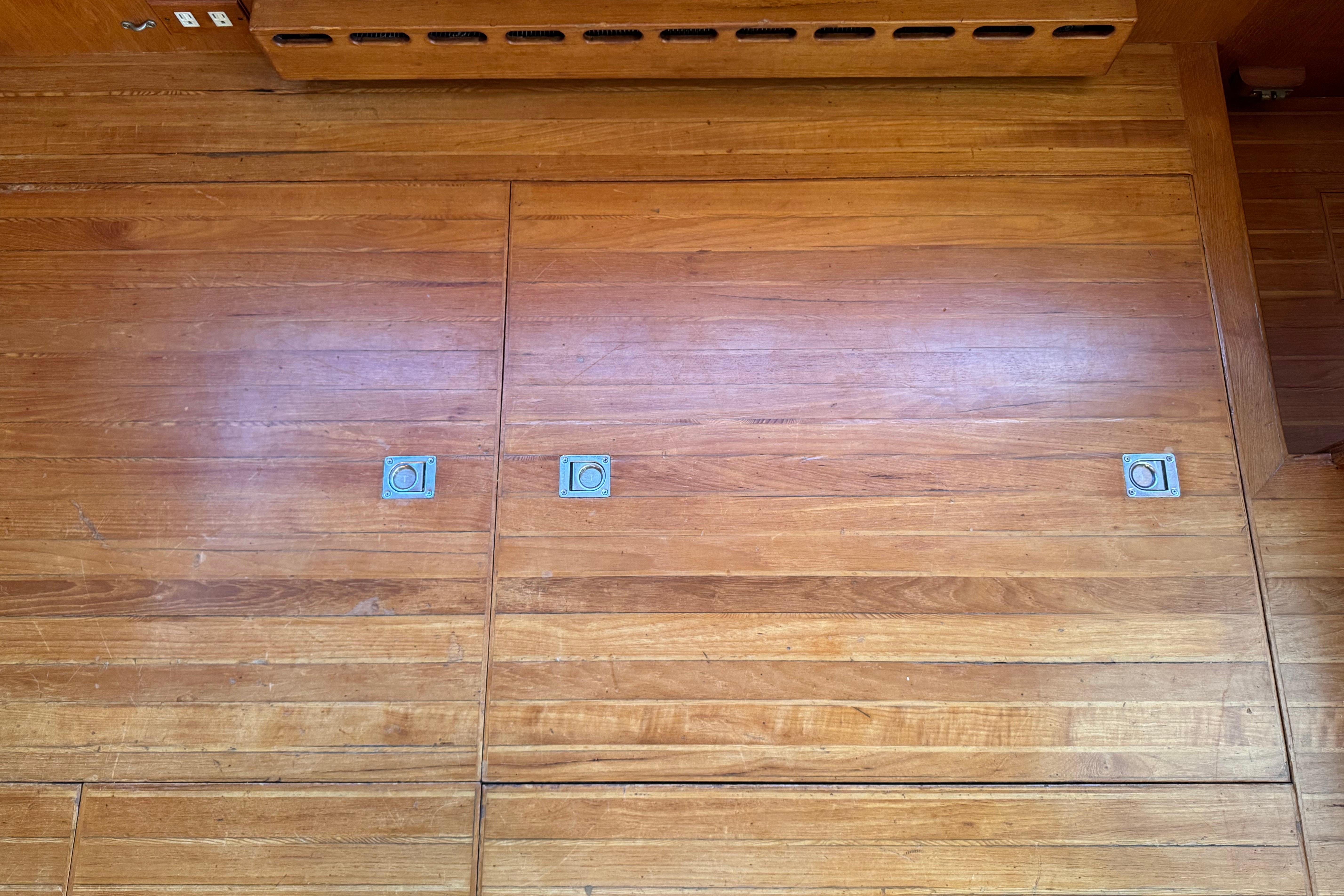 Wooden floor with metal fixtures, President 37 model, 1987 design.