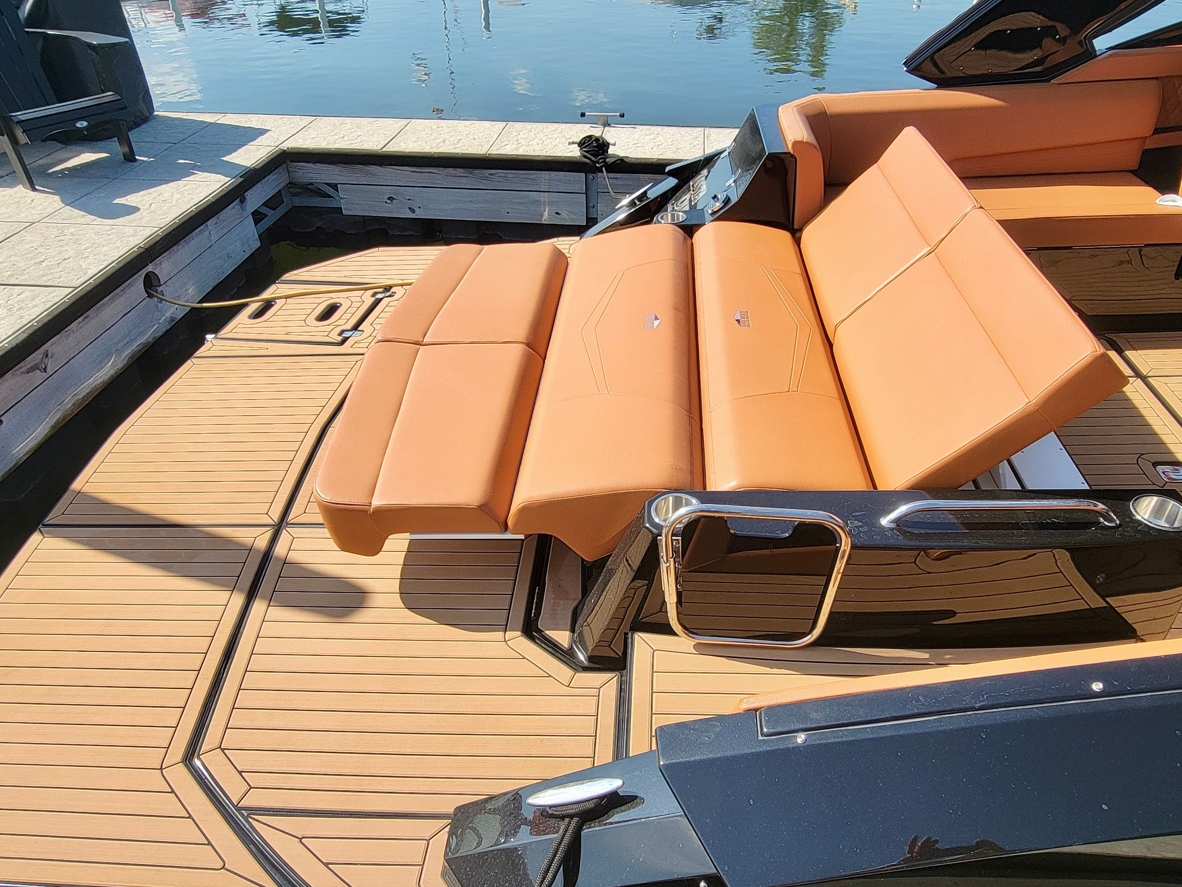 2020 Cruisers Yachts 338 CX South Beach Bow Rider - 12