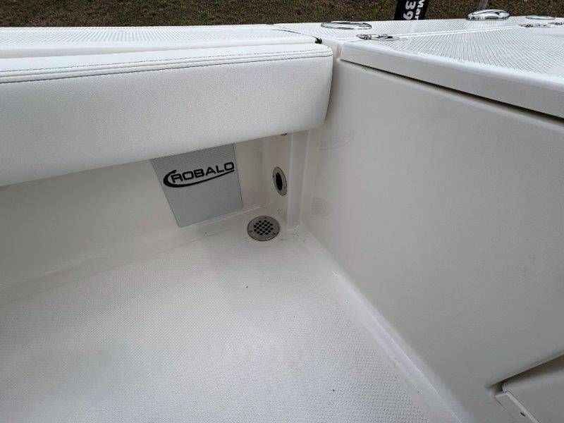2026 Robalo 246 Cayman - 115
