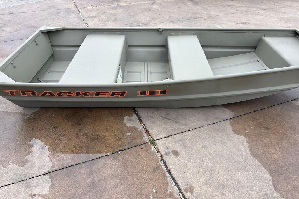 2026 Tracker Grizzly 10 Jon