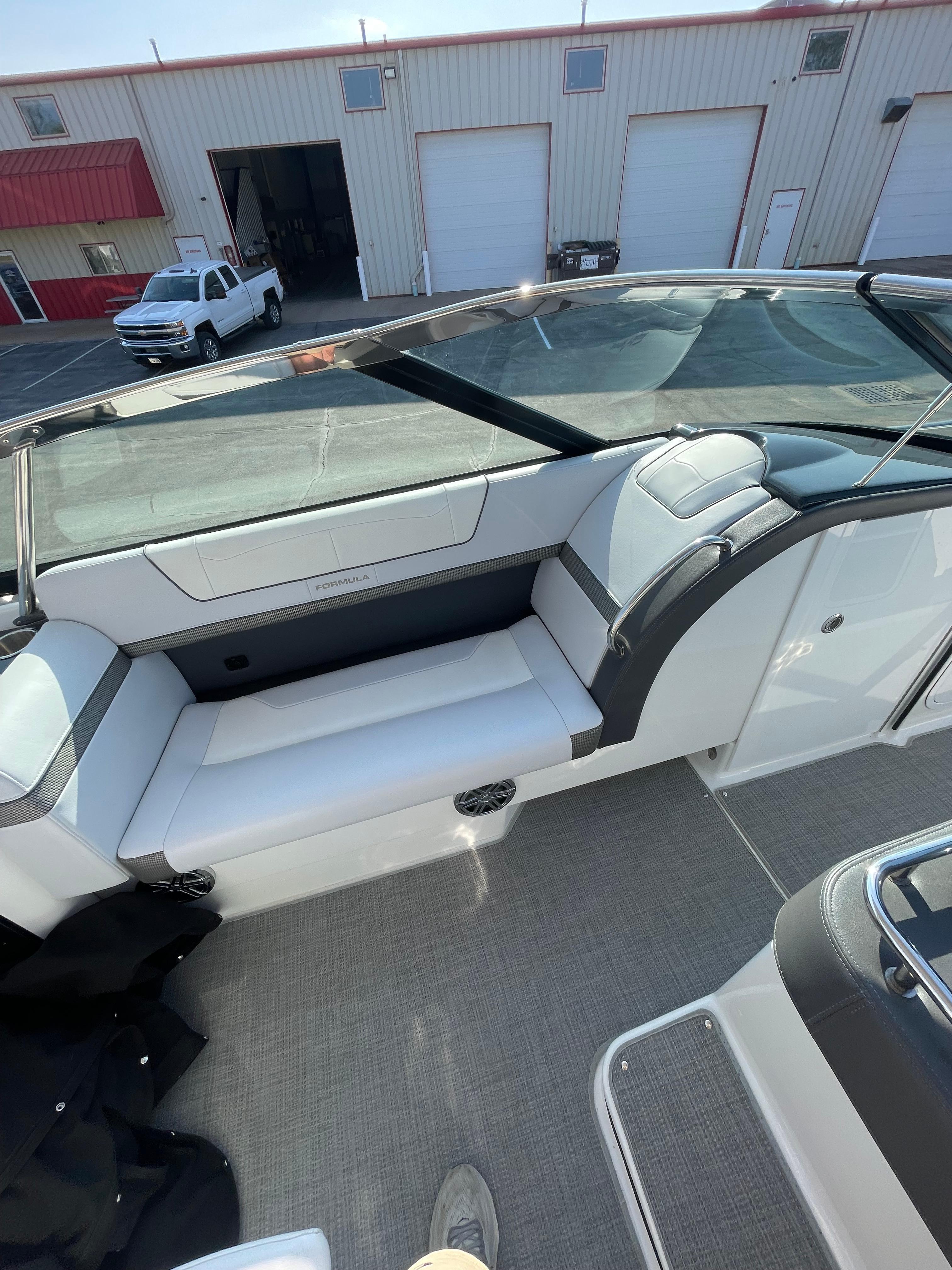 2019 Formula 350 Crossover Bowrider - 20