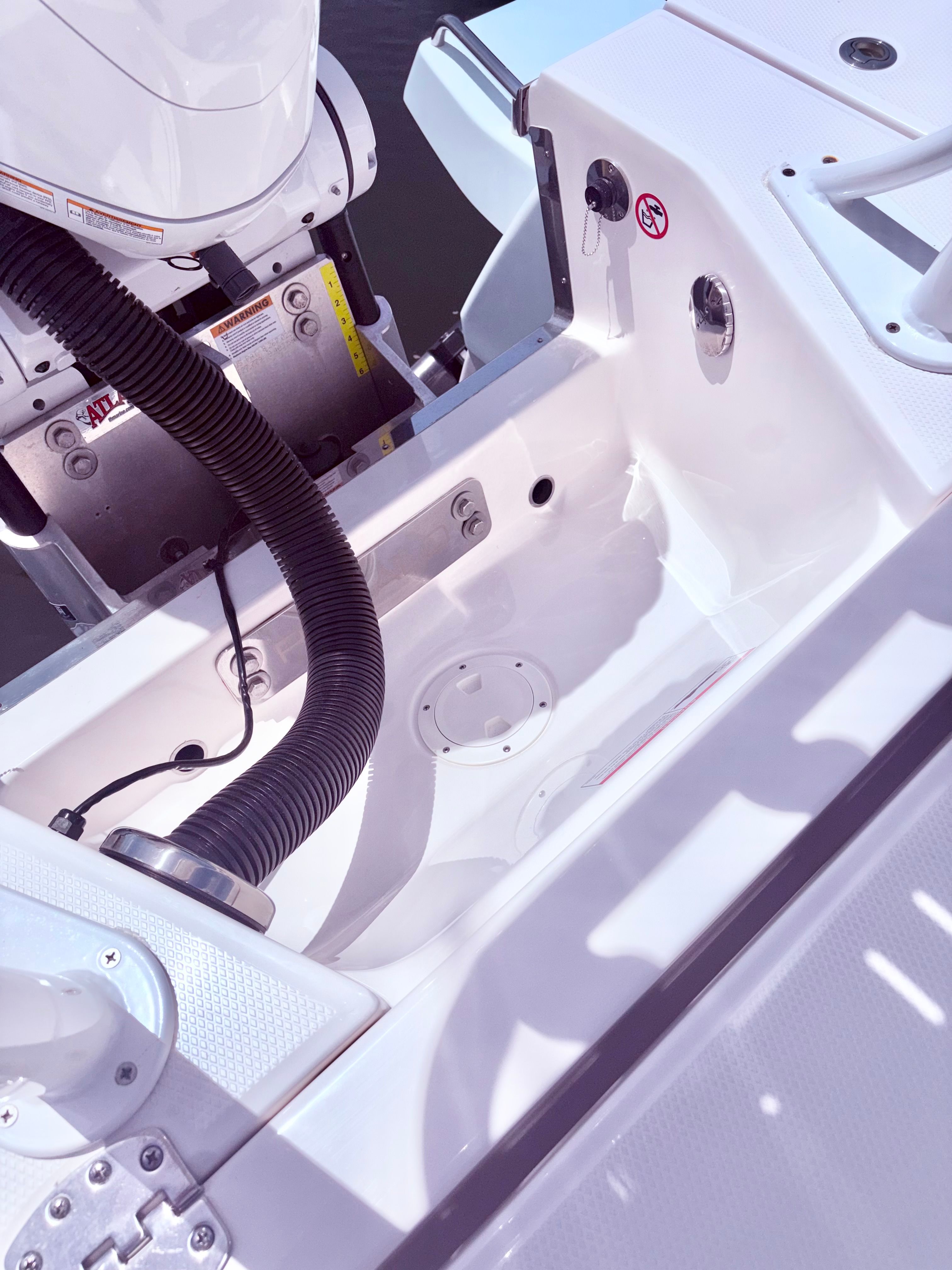 Robalo 266 Cayman 2025 boat motor area, white design.