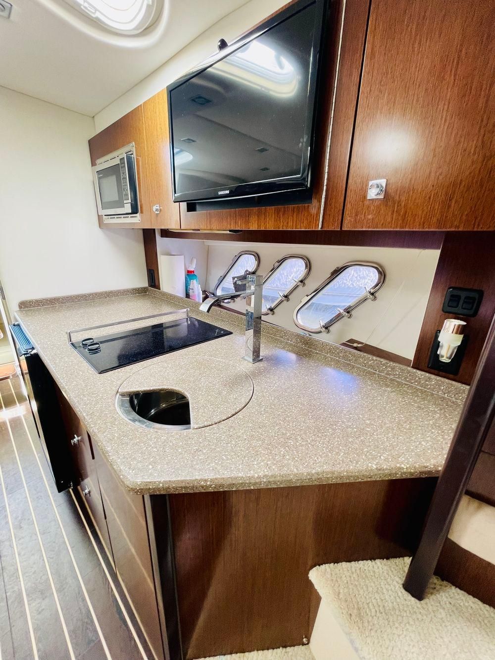 2012 Cruisers Yachts 350 Express - 24