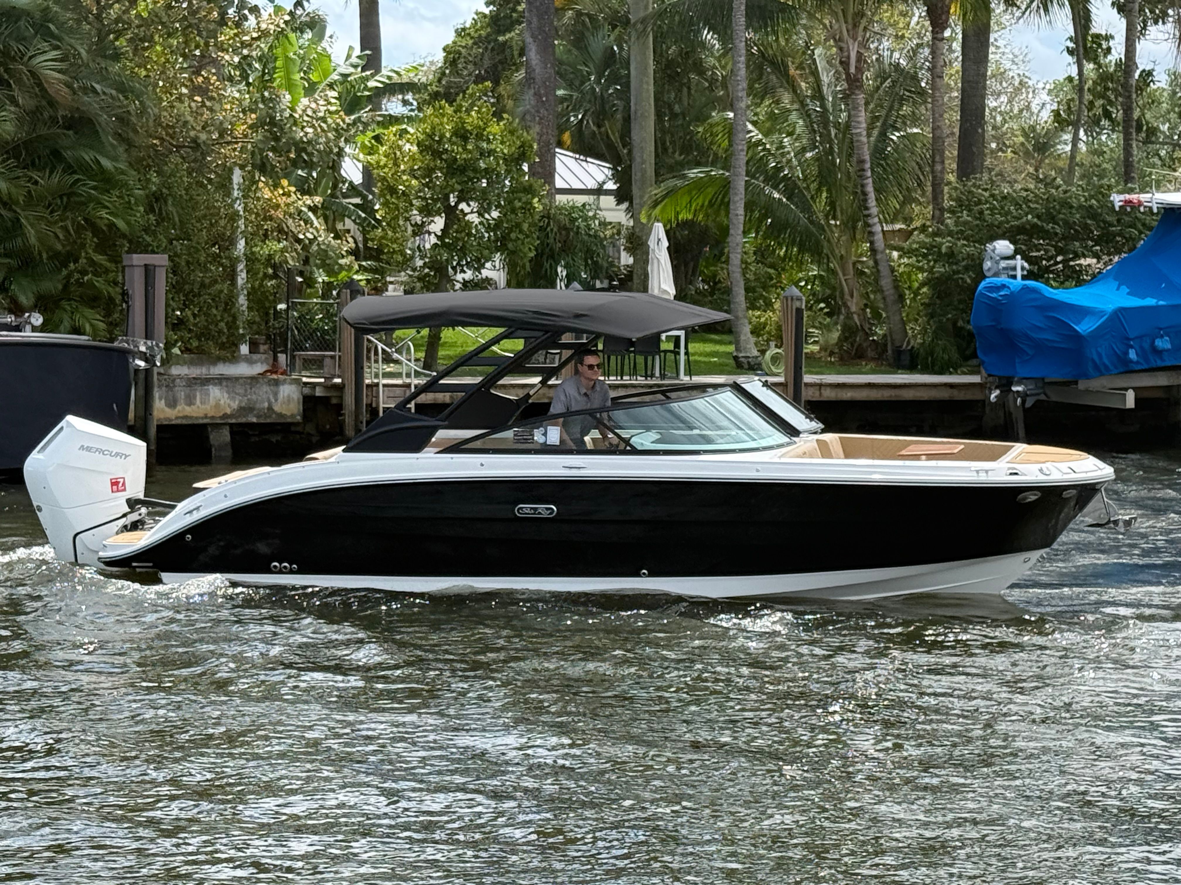 2026 Sea Ray SDX 270 Outboard