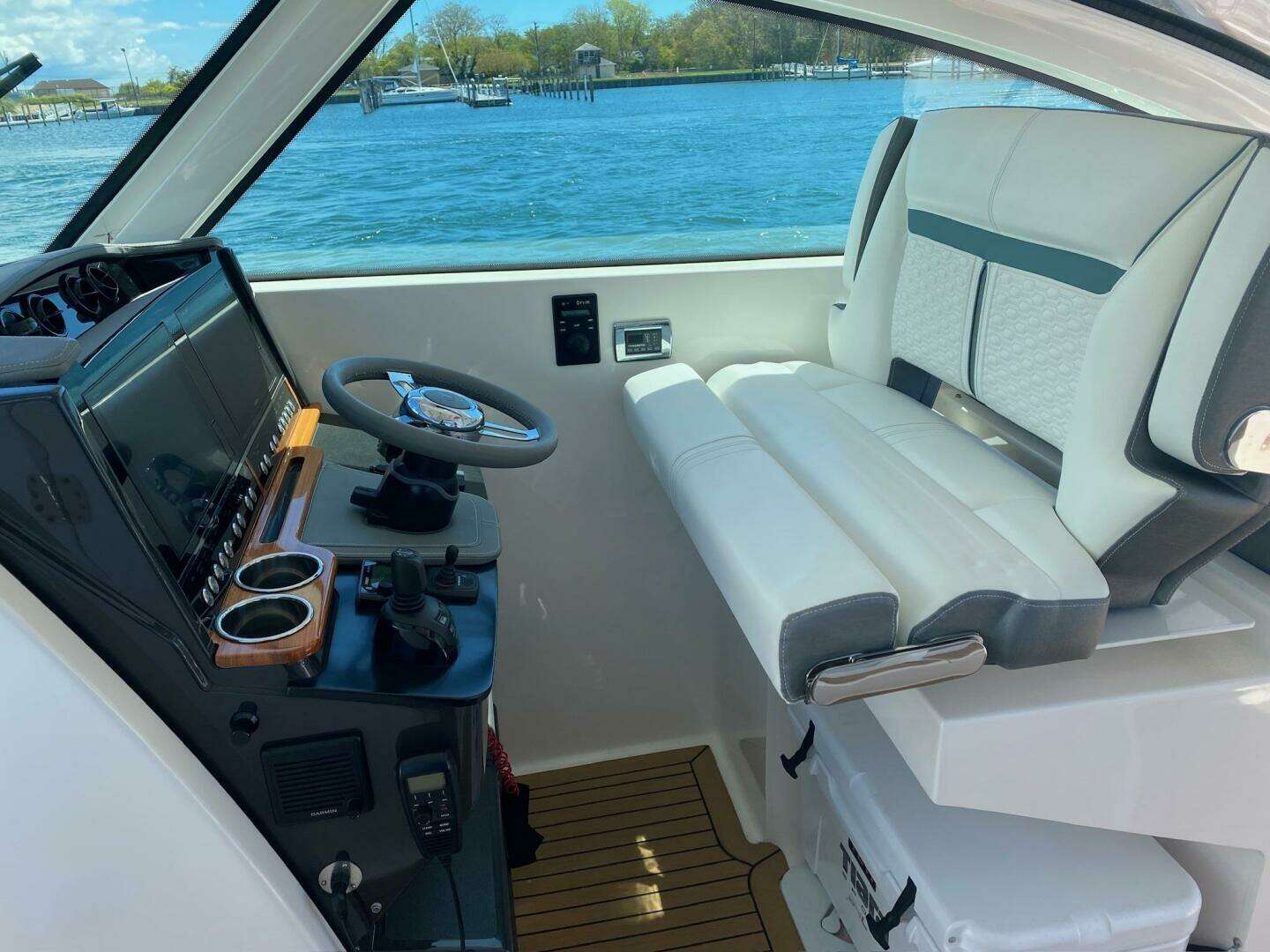 2019 Tiara Yachts 34LX - Image 23
