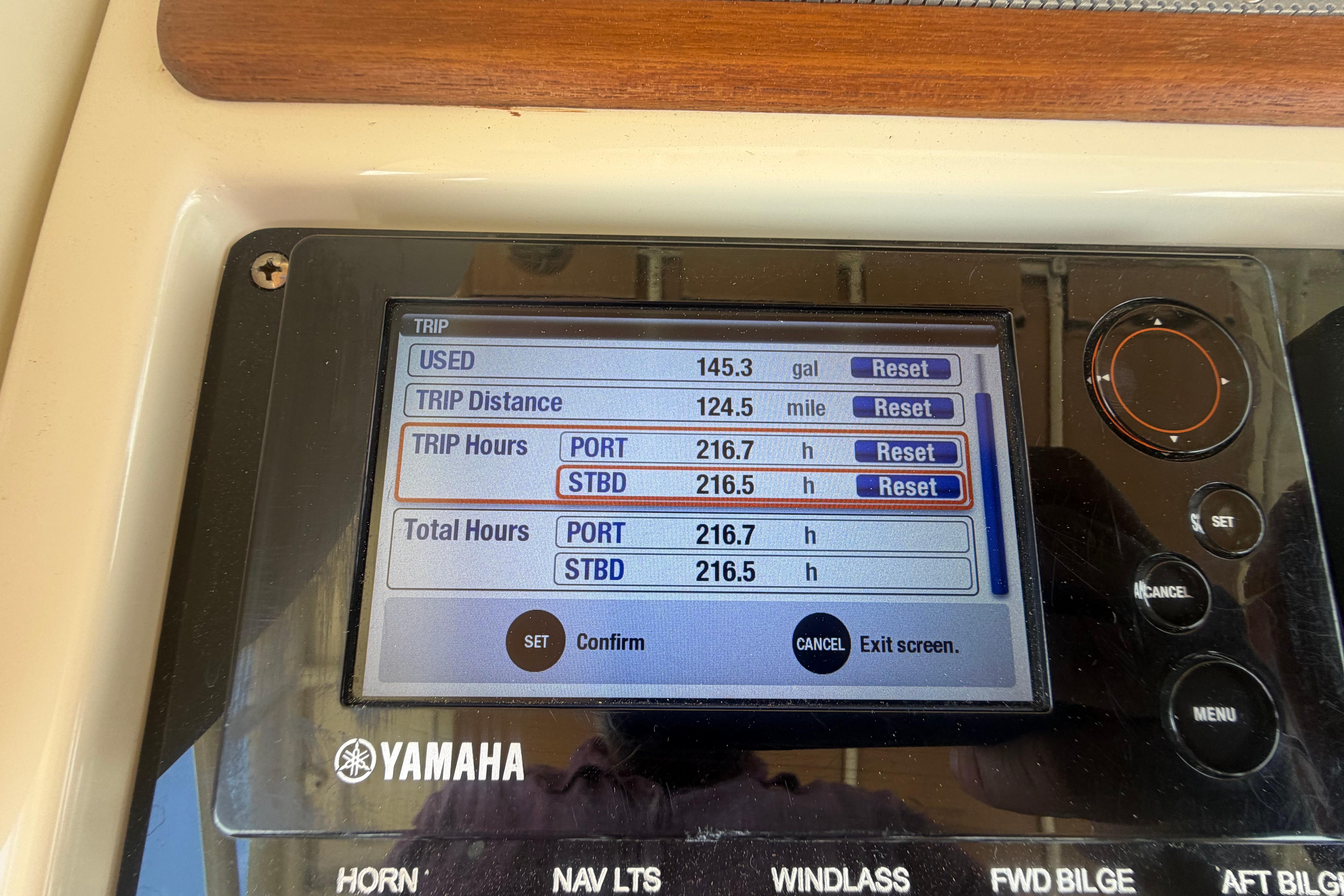 Yamaha display on 2017 Chris-Craft Catalina 34 showing trip data and engine hours.