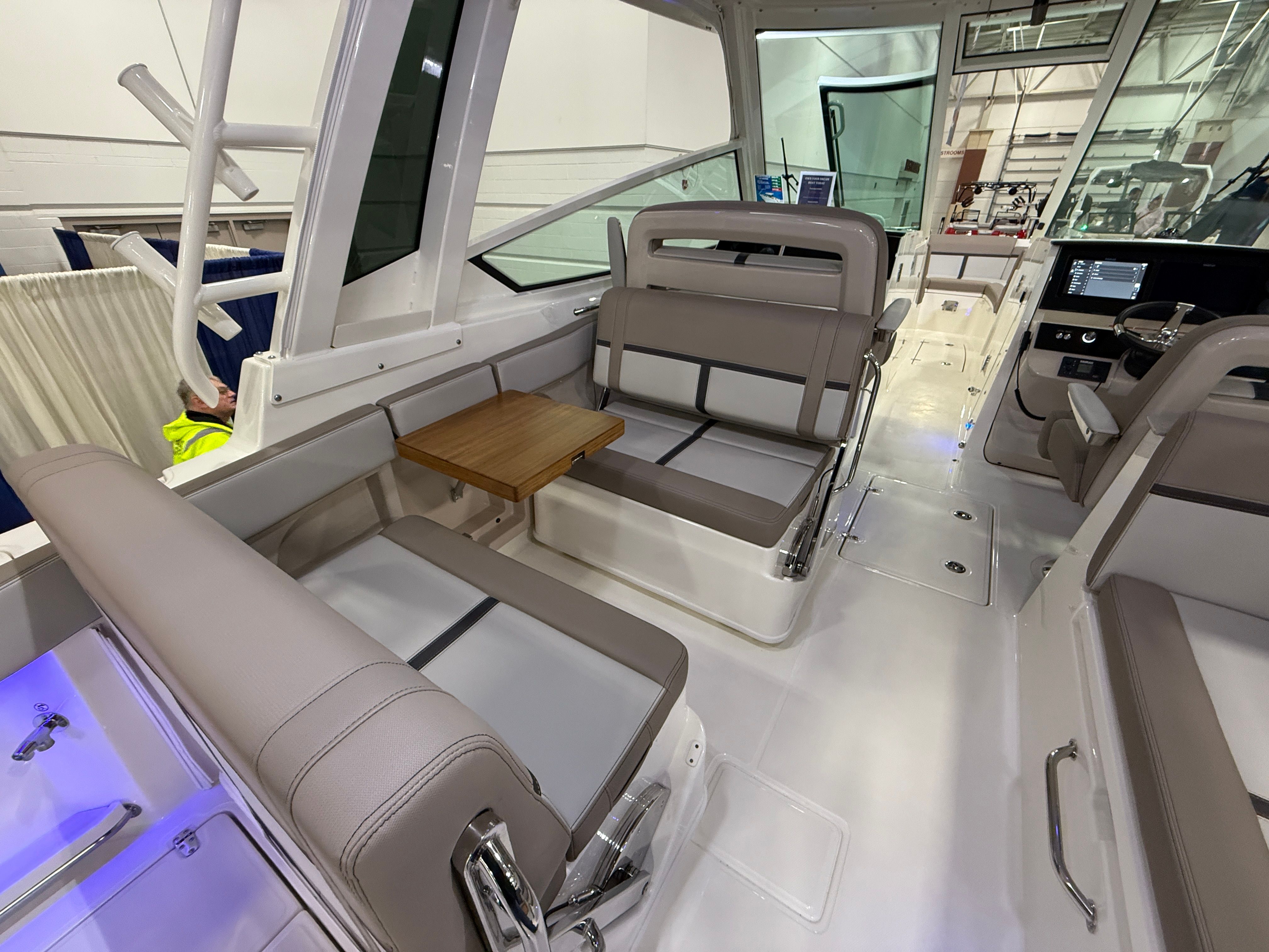 2026 Boston Whaler 330 Vantage - 6