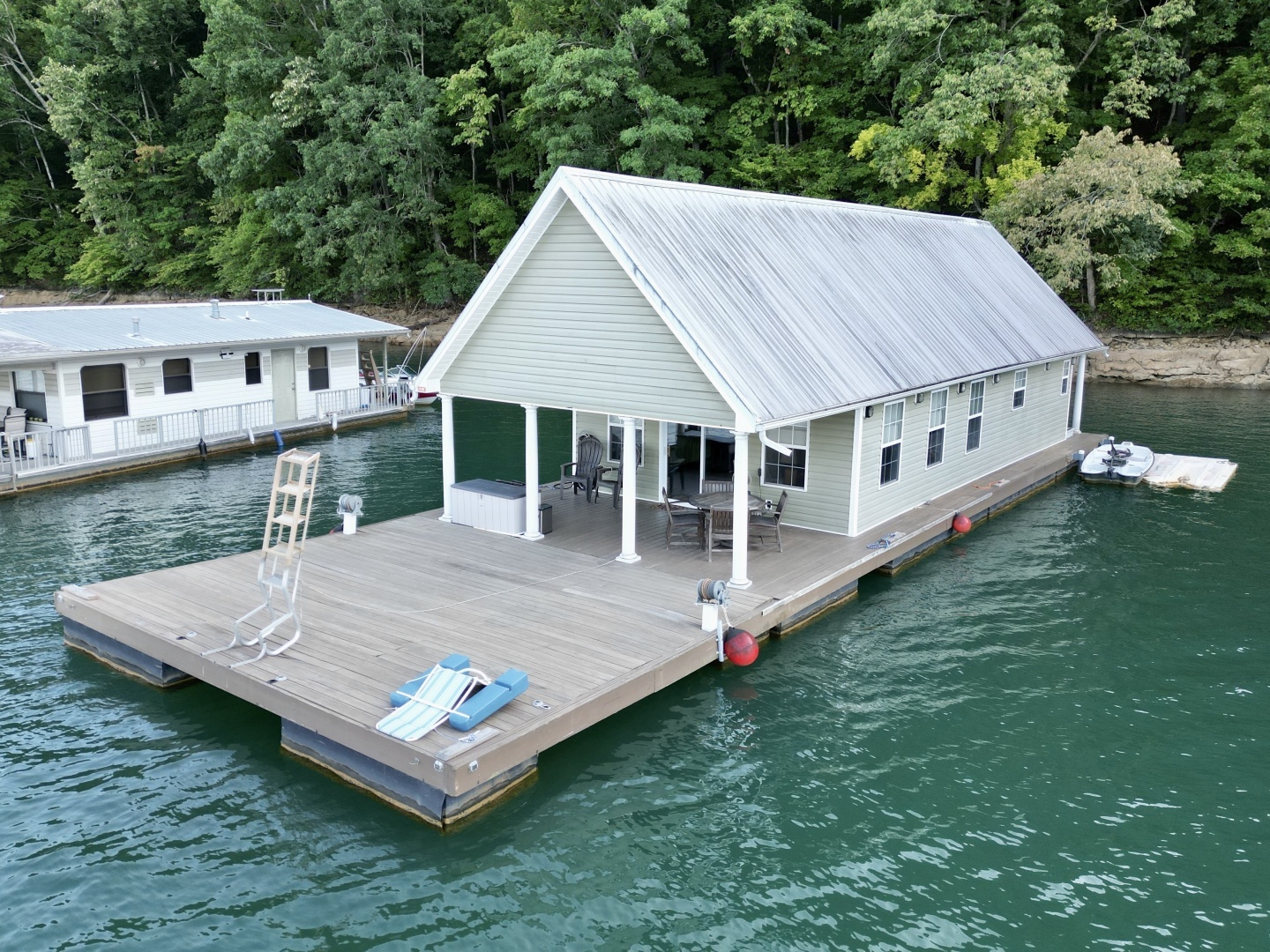 2006 Custom 20 x 43 Floating Cabin - Approx 812sqft - Image 2