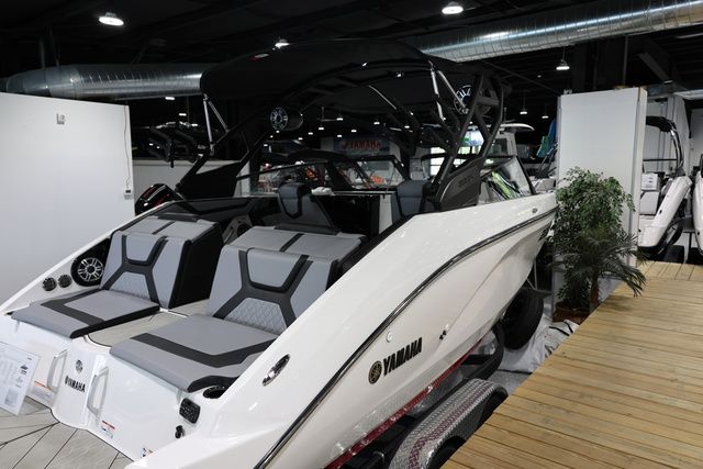 2026 Yamaha Boats 222 XE BOTH COLORS AVAILABLE - 17