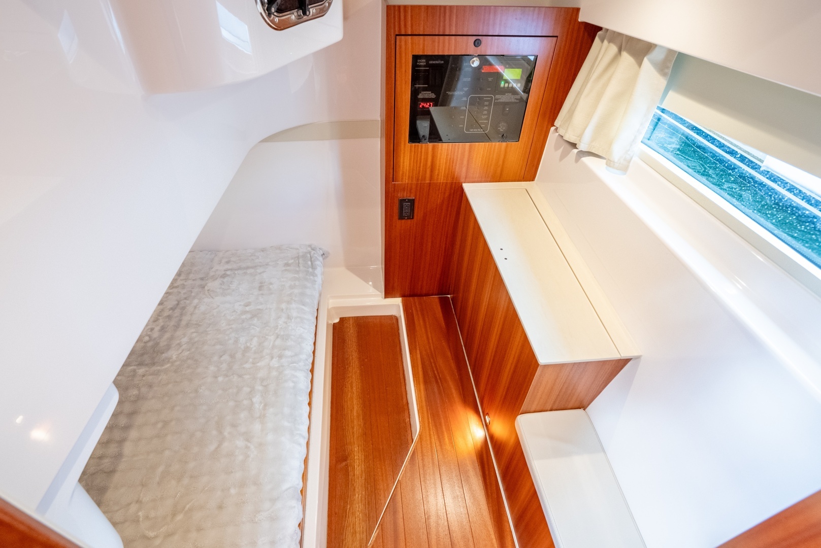 2015 Pursuit 365i SC - Image 28