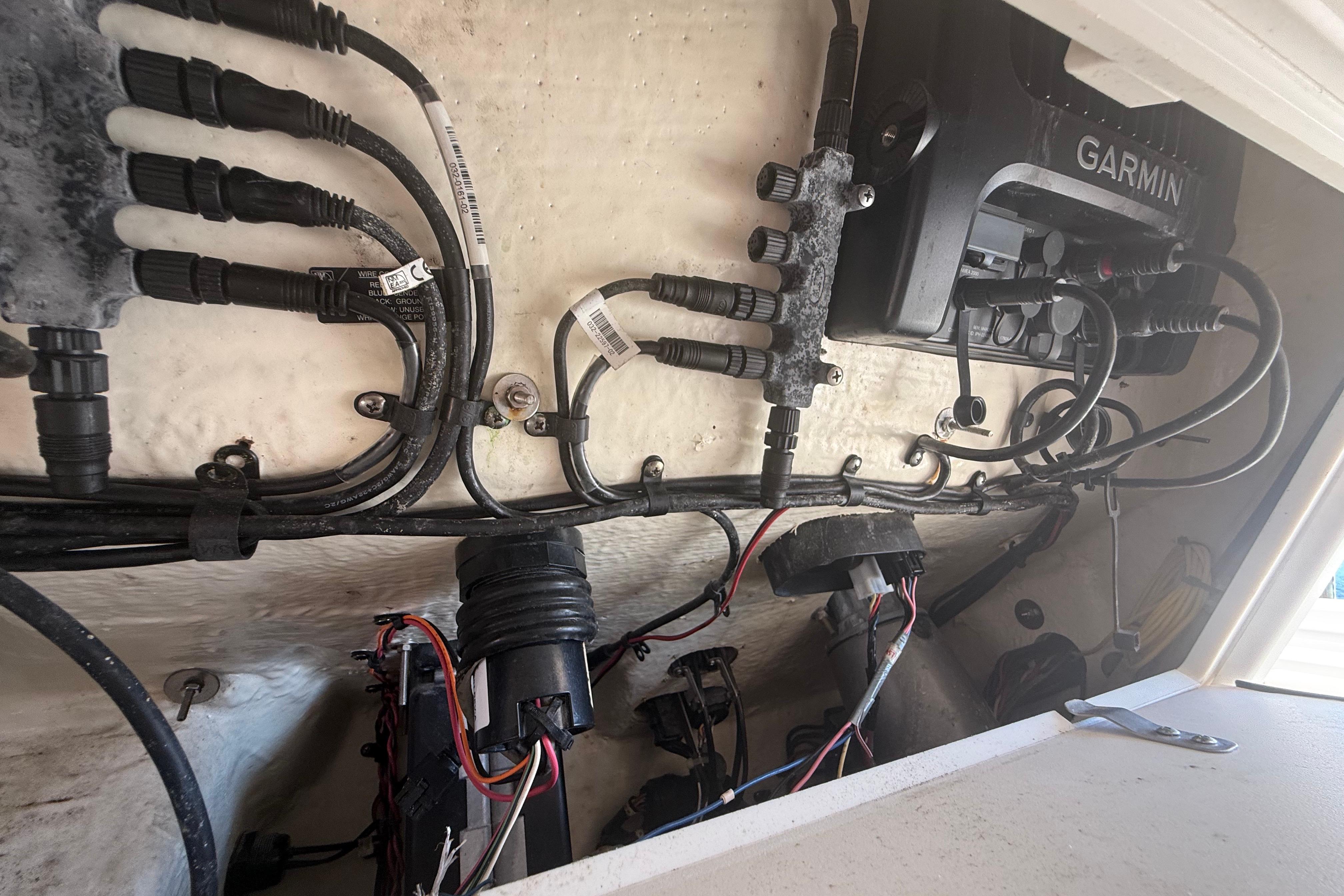 2019 Key West Billistic 281 Center Console wiring with Garmin electronics.
