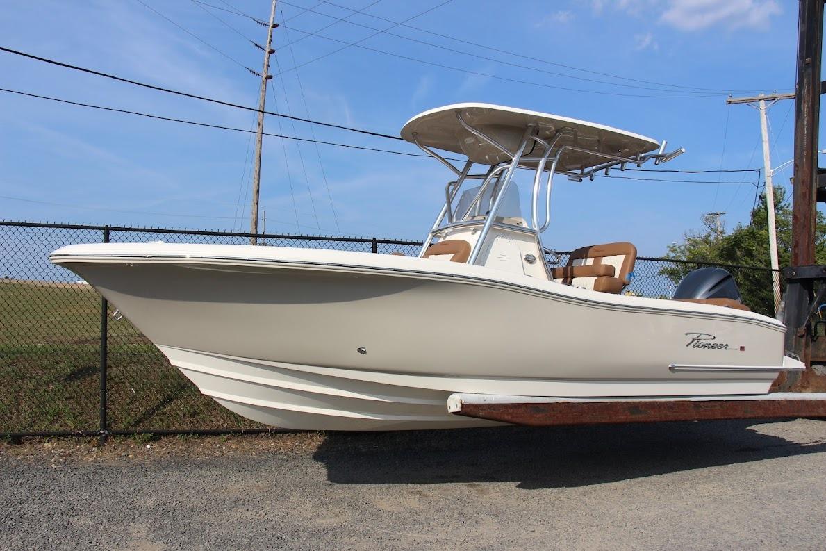 2025 Pioneer 222 Islander