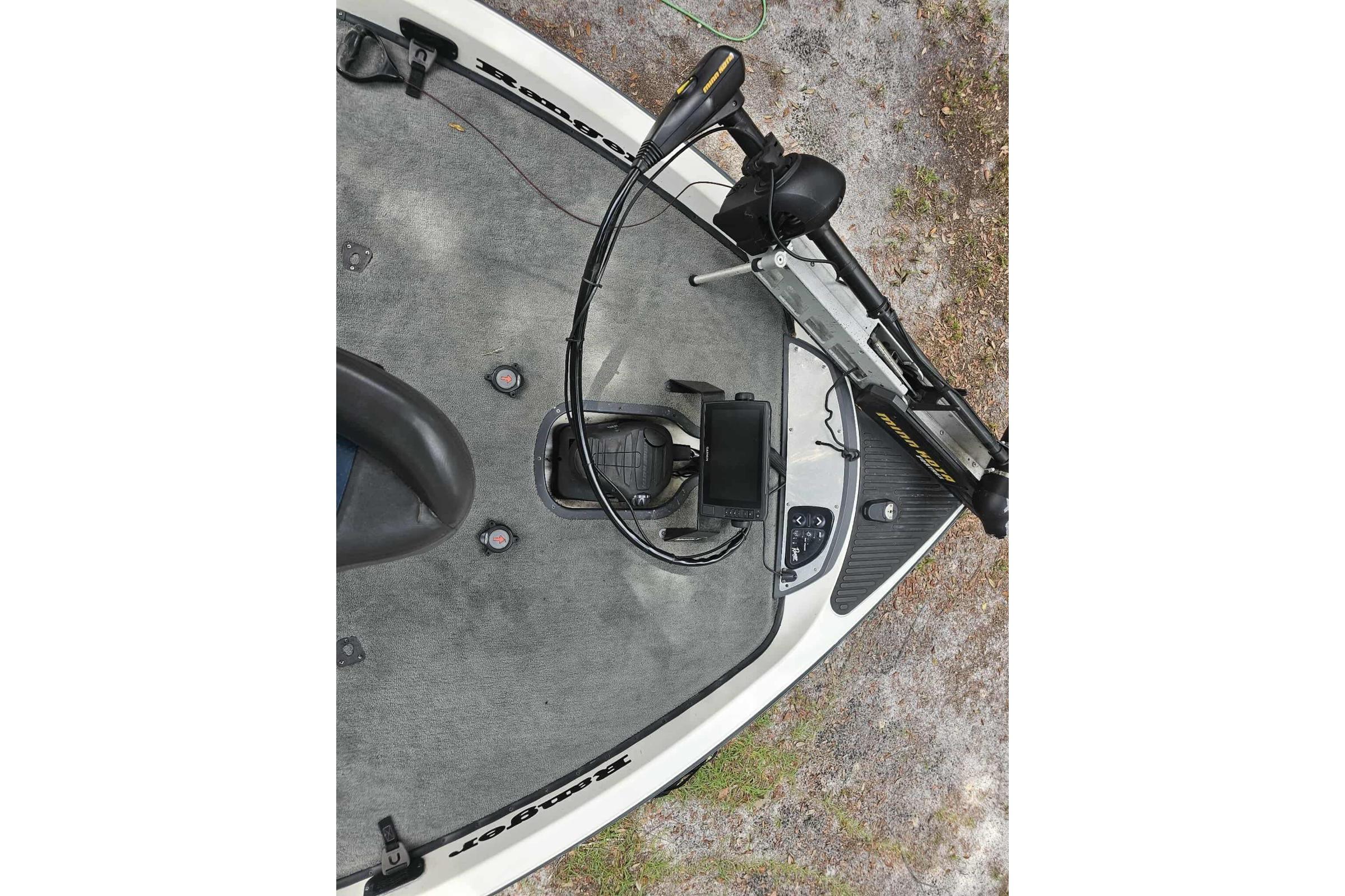 2008 Ranger Z520 Comanche boat deck with trolling motor and control panel.