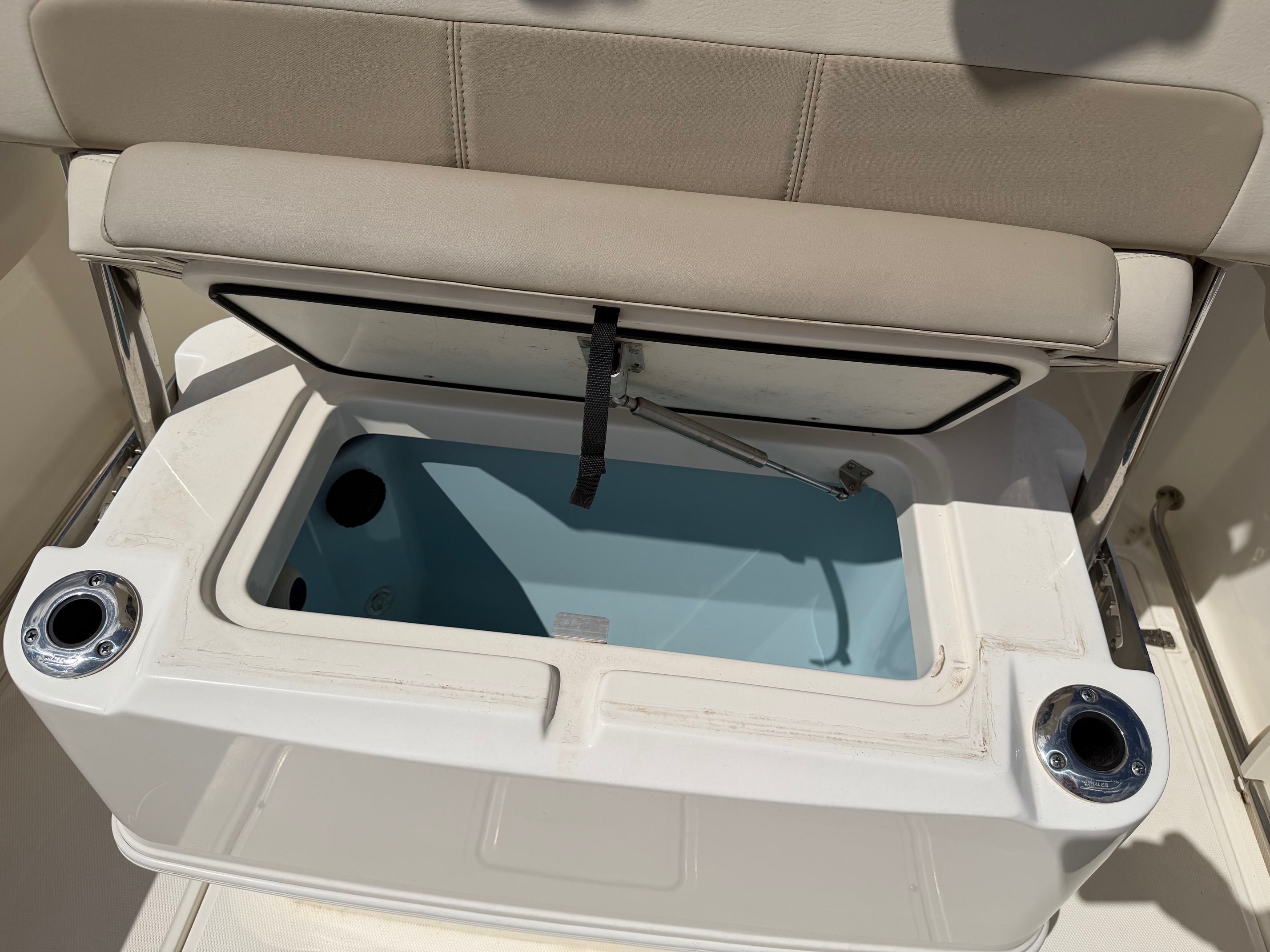 Boston Whaler 230 Outrage 2020, open cooler on the boat.