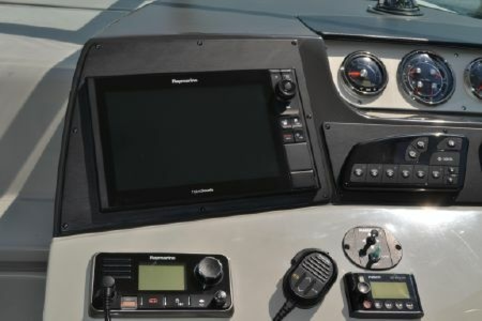 2017 Sea Ray Sundancer 370 - Image 15