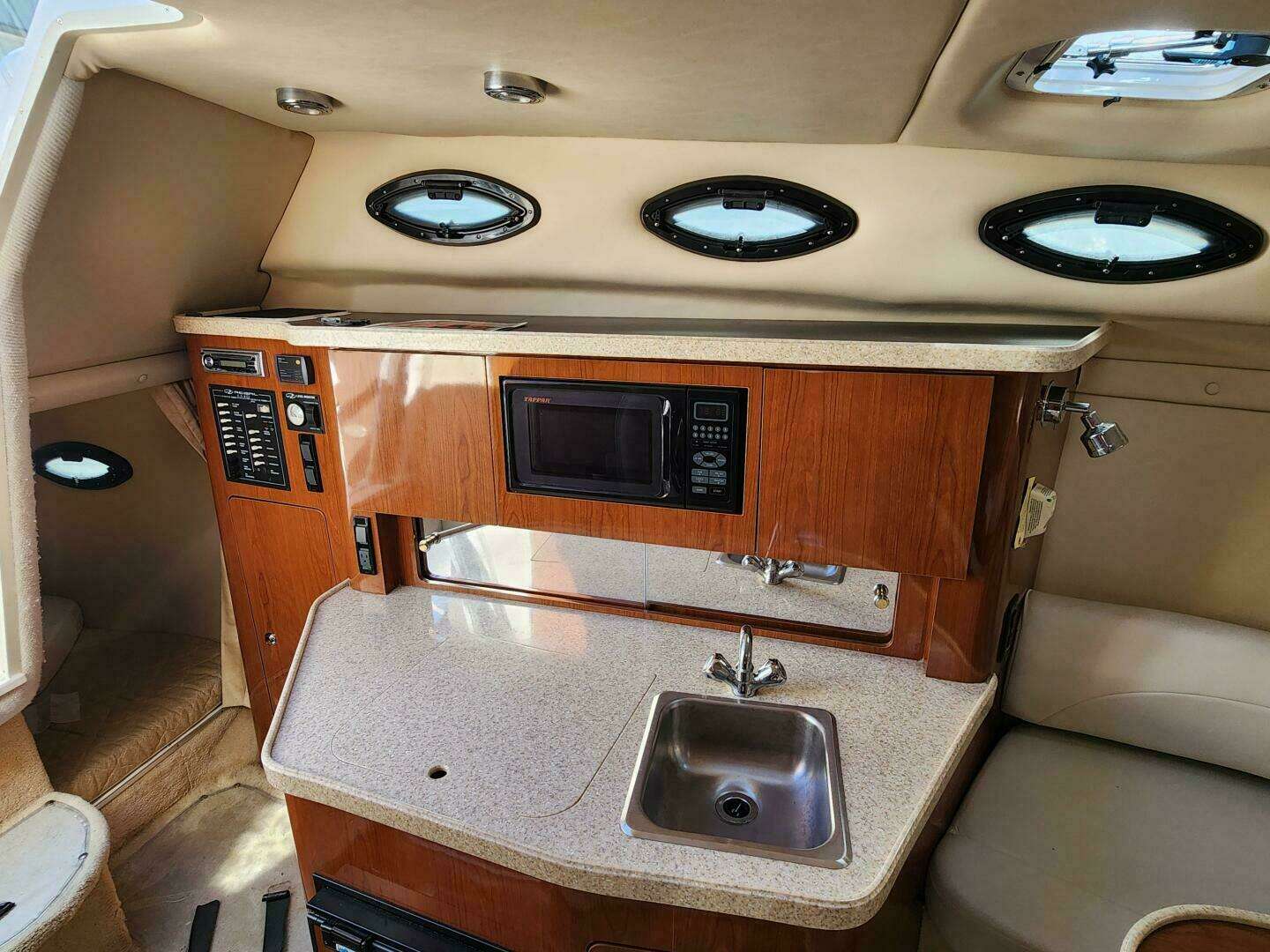 2005 Regal Commodore 2765 - Image 9