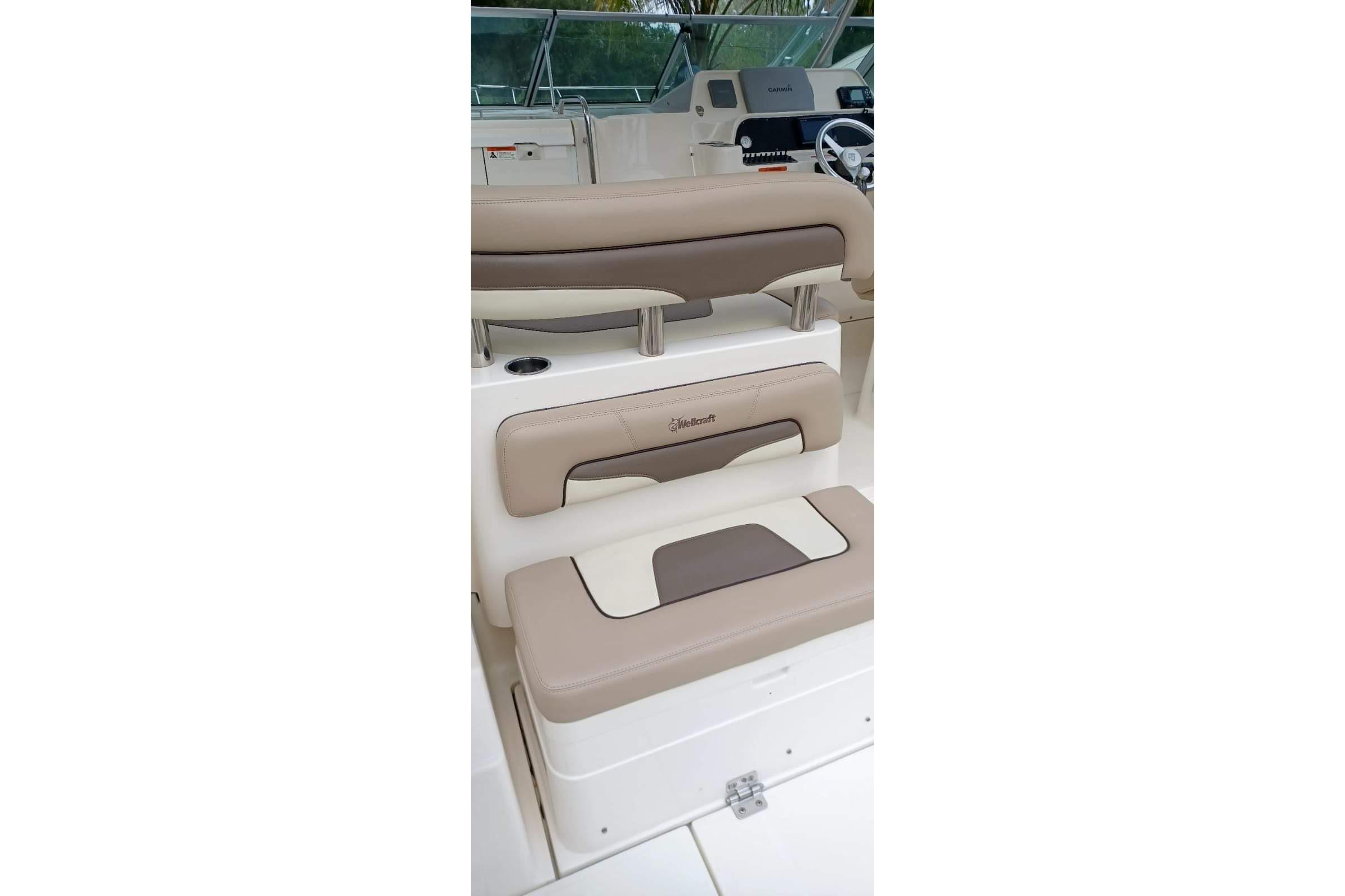 2004 Wellcraft 290 Coastal boat interior with beige seating and helm station.