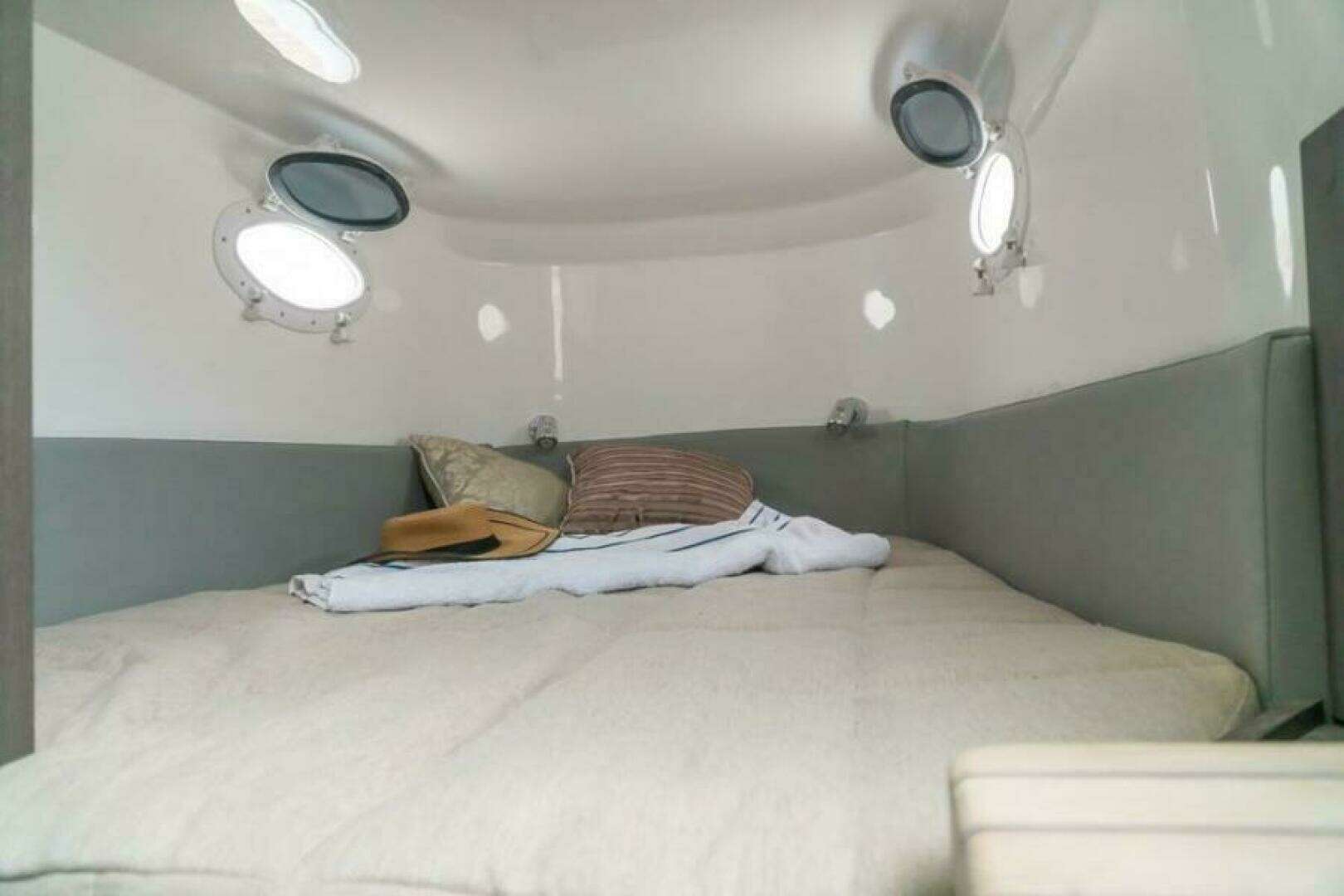 2025 Fishing Raptor 390 Solarium - Image 16