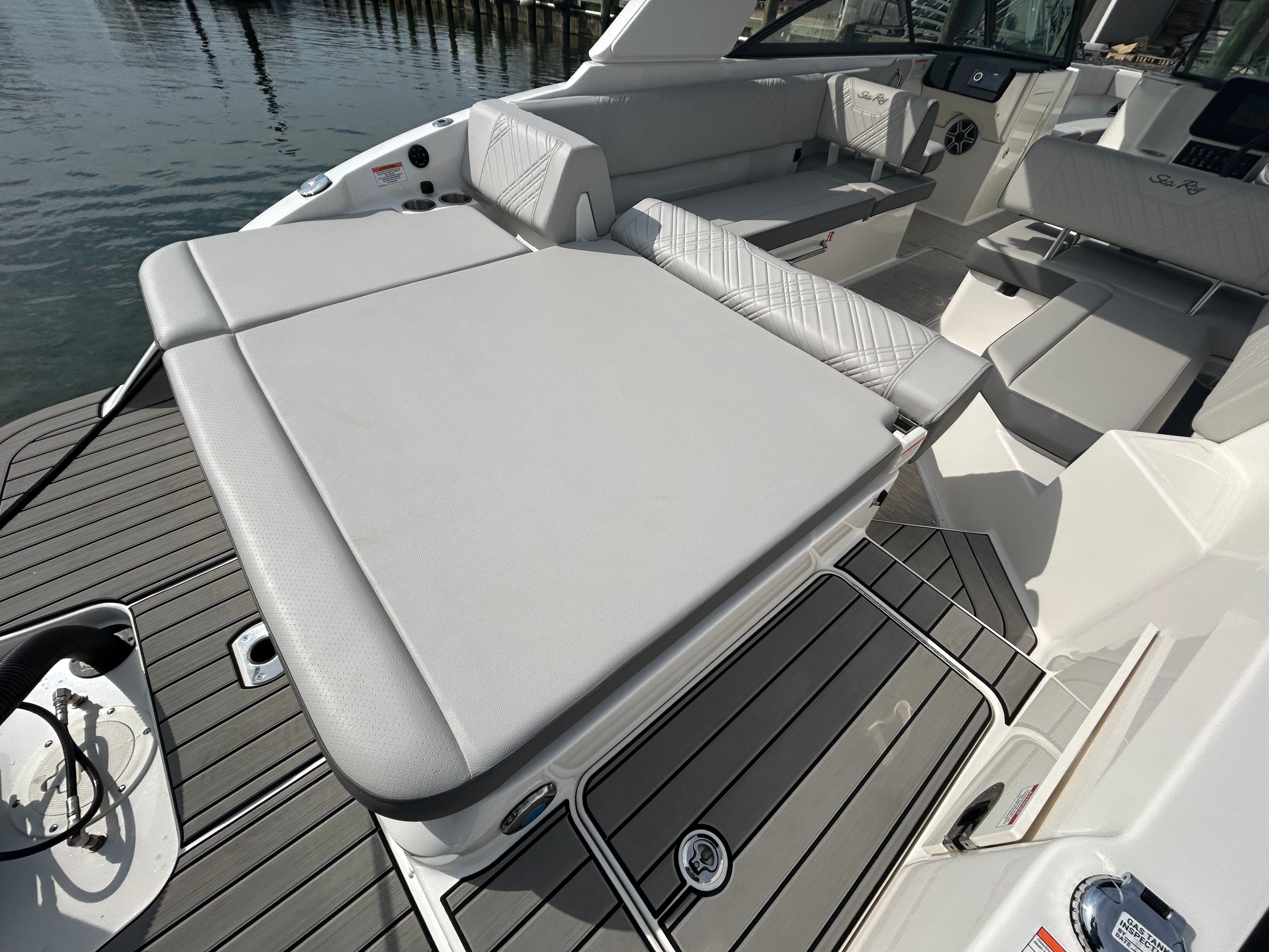2026 Sea Ray SDX 270 Outboard - 12