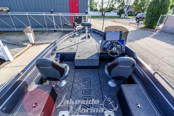 2024 Recon 985 SC fishing boat interior with dual seats and advanced navigation system.