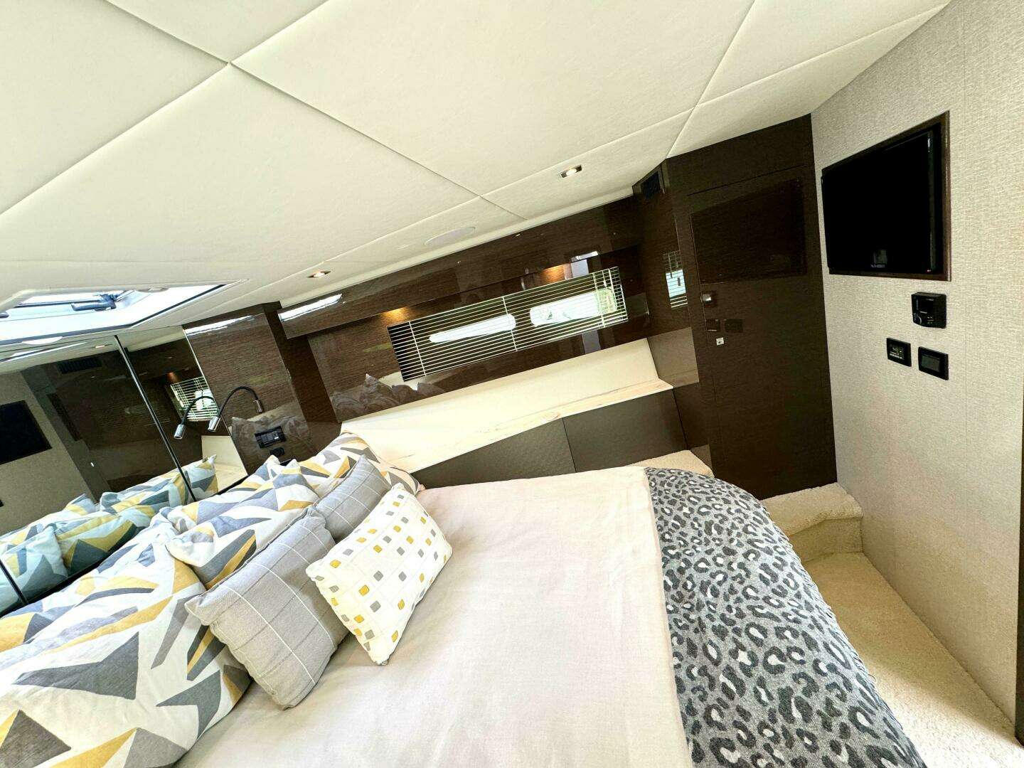 2020 Cruisers Yachts 50 Cantius - Image 32