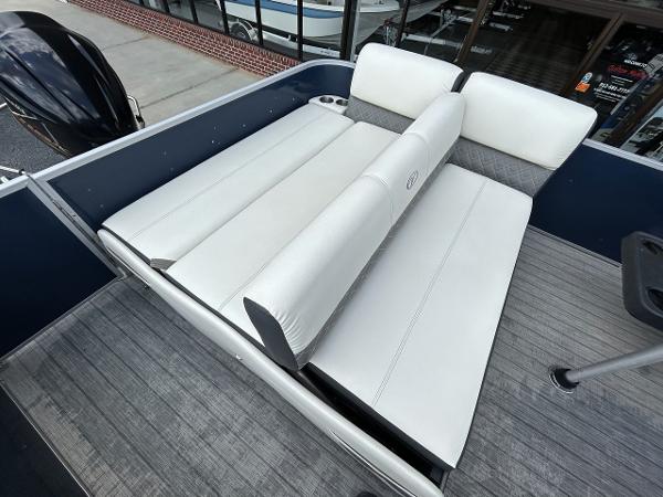 Veranda VP22VLC 2020 pontoon boat with white seating area.